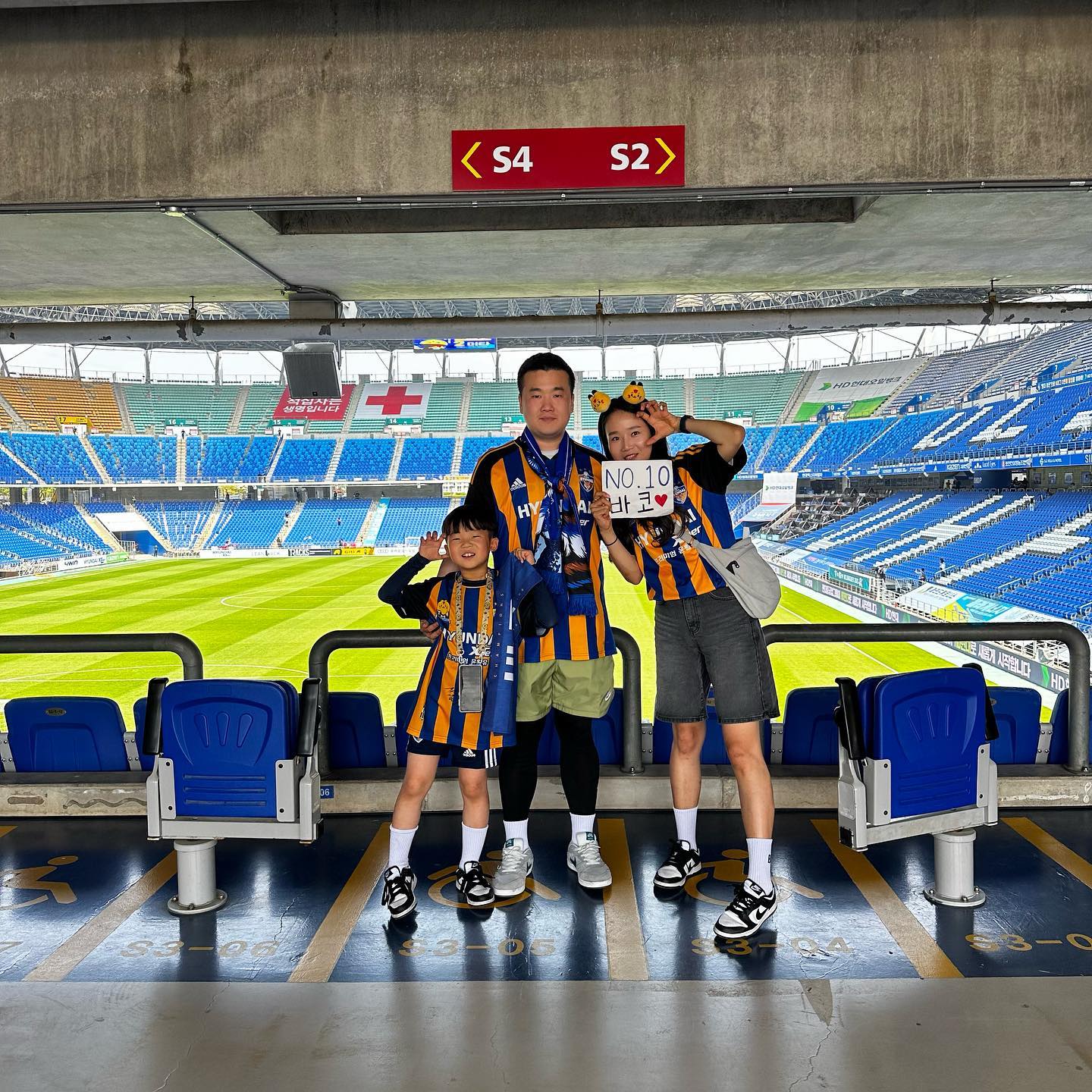 우리가족👨‍👩‍👦
2023은 울산현대🐯

ulsanhyundaifootballclub 
⠀
#울산현대#울산현대축구단#문수구장#홈경기#가족#가족여행#초딩아들#리틀프랜즈#플레이어에스코트#애스타그램#말띠맘#셀카#셀피#인친#소통#외동#외동아들#인스타데일리#_재우야사랑해💕#맞팔#선팔#일상#재우맘
⠀