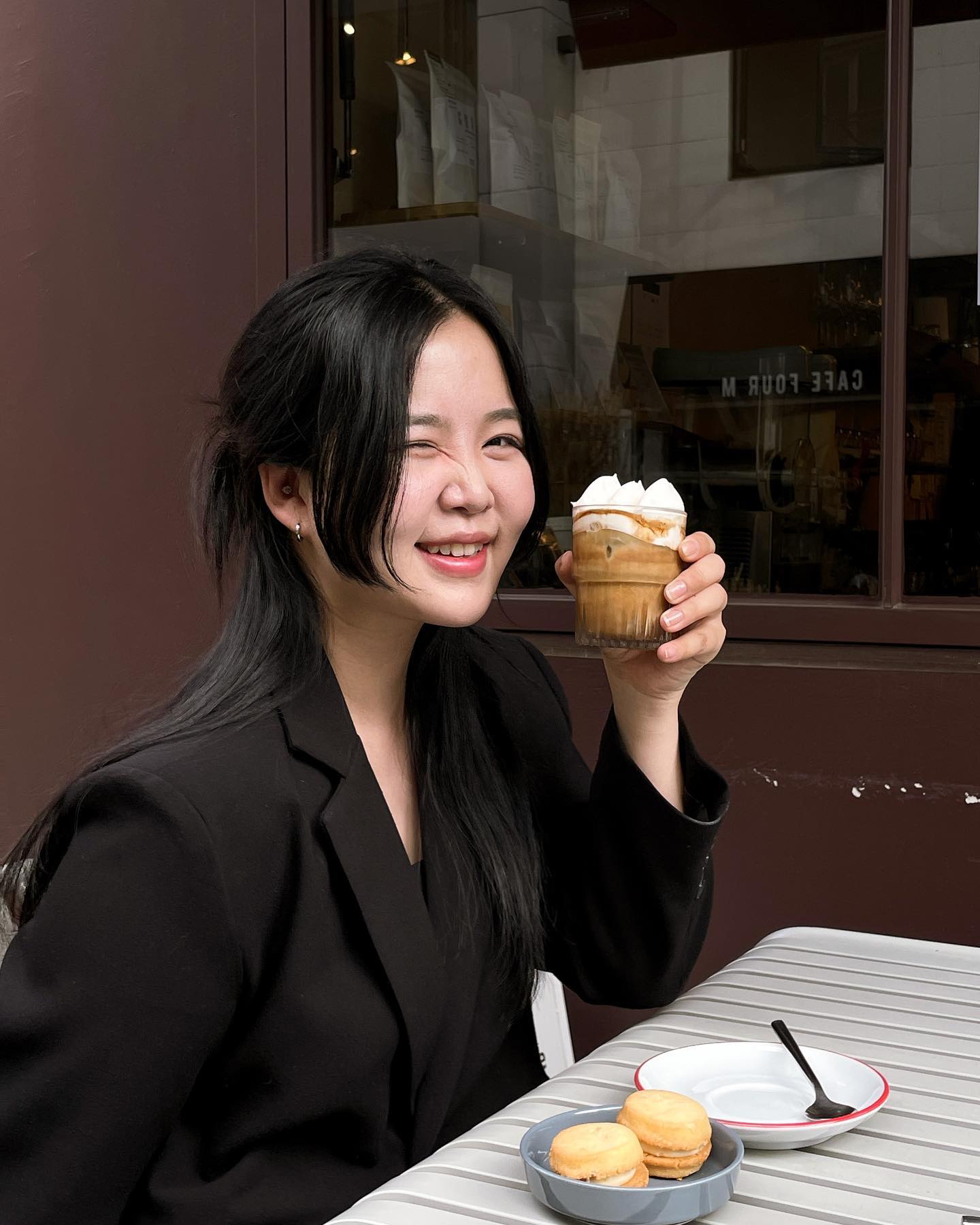 각자 일 마치고 가로수길에서. 다음에는 저녁 먹자 나영이네 집들이 메모메모🤍 
#빈터커피바