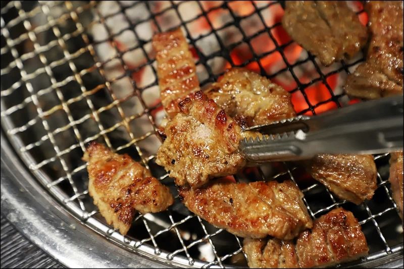 #신촌통큰갈비 #광고
신촌에 위치한 "통큰갈비"
무한리필임에도 불구하고 맛있기로 유명해요👍
물리지 않게 양념을 잘 해두시고 매콤한 맛까지 있는 곳!!

고기 양념은 꼭 72시간 숙성 시킨다고 하고 단체로 예약도 가능한곳이에요! 저렴하게 고기 즐기러!!

오늘같은 불금에 무한으로 고기를 즐기며 한잔하면 좋을거 같아요😁
직원분들도 친절하시고 매장도 깔끔한곳 이랍니다:)

👉 스테이크 갈비 무한리필 (₩ 14.000)

📍신촌통큰갈비 (서울 서대문구 연세로5다길 40 1층 통큰갈비)
 주차🙅‍♀️ 웨이팅🙅‍♀️ 예약🙆‍♀️

#신촌무한리필 #신촌맛집 #신촌역맛집 #신촌고기집 #무한리필고기집 #신촌회식 #무한리필갈비 #무한리필고기집 #홍대맛집 #서대문맛집 #연세대맛집 #이대맛집 #맛스타그램 #먹팔 #맞팔 #태미커플_광고