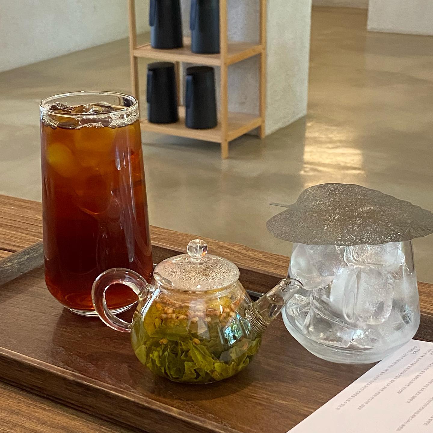 📍차느루
👉차(노랑), 아메리카노👈

차 좋아하는 사람 모두 모여랏🙌
저는 커피보다 차를 더 선호하는 편이라 완전 제 스타일 카페였던 차, 느루🍵
전부터 저장하고 드디어 방문했는데 차 종류 엄청 많고 다른 곳은 대부분 티백인데 여기는 아니라 더더 좋았어요🥰
아늑한 분위기에서 차 한잔 하면 완전 힐링 그 자체🌿💚
시끄럽지 않고 여유롭고 탁 트인 카페 찾기도 했는데 여기가 딱 그런 분위기였어요 ㅎㅎ
심지어 차 다 마시면 뜨거운 물과 얼음 리필도 가능하더르구요! 완전 센스❤️
찻집이라고 해서 차만 있진 않고 아메리카노 산미, 고소 2종류도 판매한다는 것!
차보다 커피 좋아하는 친구랑 힐링하고 어왔네요😊
아 그리고 디저트도 맛있어보이더라구요!
좀 더 오래 있을 수 있었으면 먹었을듯🤭
차 한잔의 여유를 즐기고 싶으시다면 여기 강추합니다~!👍

더 자세한 리뷰는 블로그에 올렸으니 프로필 링크 타고 놀러오세요😊
.
.
#차느루 #차느루카페 #일산카페 #일산카페추천 #일산카페투어 #일산찻집 #풍산역카페 #밤리단길카페 #밤리단길카페추천 #힐링 #힐링카페 #카페스타그램 #카페추천 #카페탐방 #힐링스타그램 #찻집 #차스타그램 #감성카페 #맛스타그램 #먹스타그램 #오늘뭐먹지 #먹팔 #맞팔은댓글 #리뷰 #리뷰스타그램 #tea #teatime #cafe #café #review