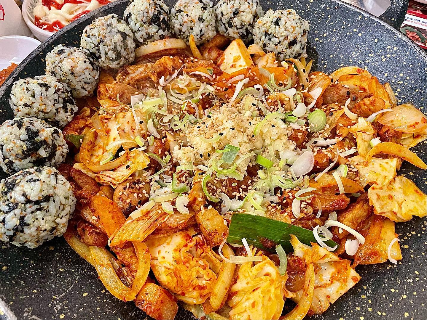 비법양념에 100일 숙성한 김치로 만든
#돼지김치구이 #삼산회관 #다산테라타워점 

저녁먹으려고 돌아다니다가 이곳저곳 방송에
나왔다길래 들어가본 돼지김치구이집 !

- 돼지김치구이(소) : 25,000원
- 옛날계란말이 : 9,000원
- 셀프주먹밥 : 4,000원 
- 제로콜라

셀프바에서 기본 반찬을 원하는대로 
가지고 올 수 있어서 좋았다.
대신 남기면 환경부담금 5,000원 👀

주먹밥 내용물도 야무지고 돼지김치구이도
살짝 매콤해서 맛있게 잘 먹었당

남은 주먹밥으로 볶음밥이 가능하다고 
하셔서 볶아먹다가 중간에 치즈를 추가
했는데, 치즈 처돌이지만 없이 먹는게 더 
깔끔하고 맛있는듯 ! 

고추처돌이는 쌈에 고추 한가득 넣어먹기😏
