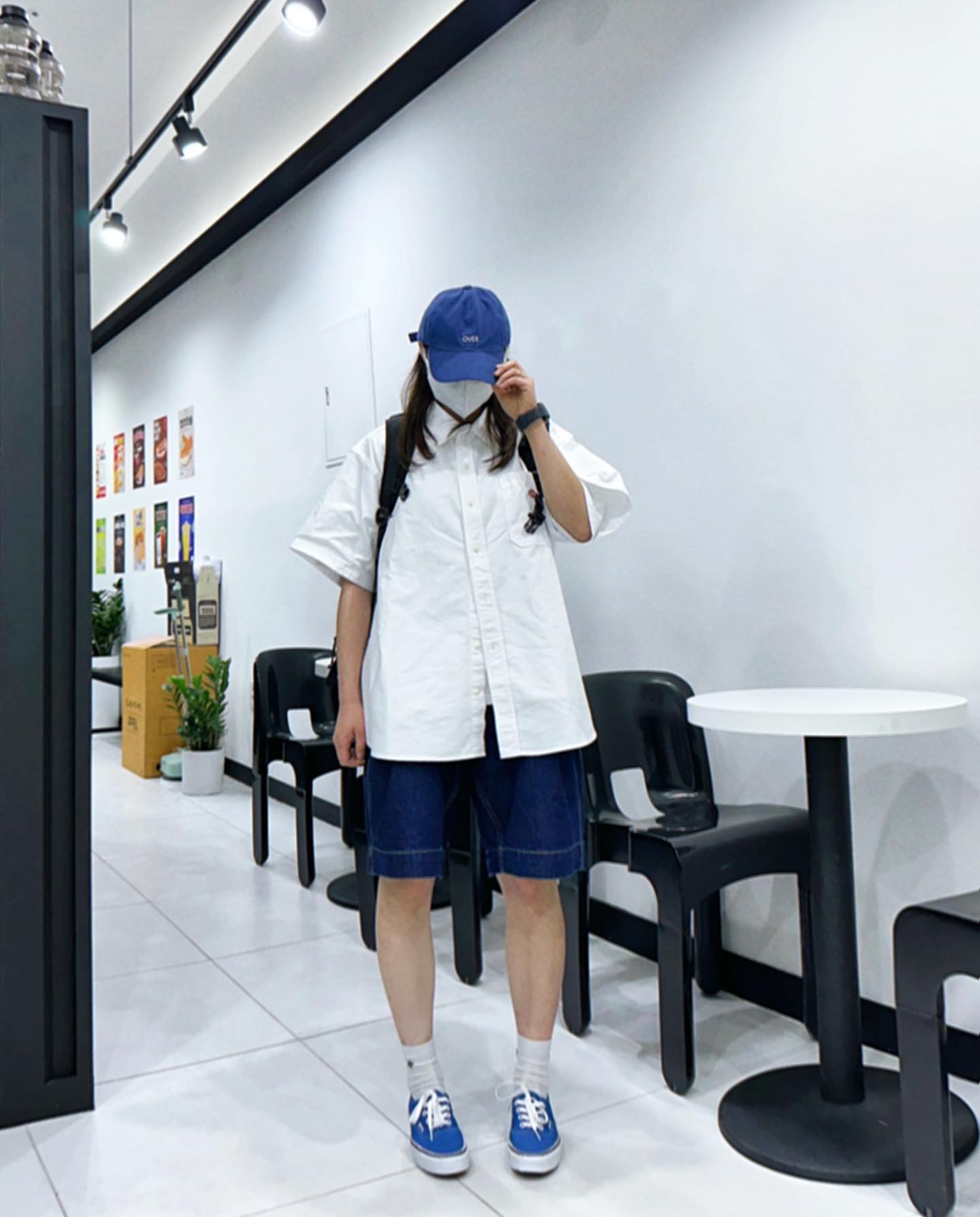 디써티원 옷은 다 이뻐🩵

#협찬 dthirtyone 

✍🏻 반팔 셔츠는 
아이비리그 룩에서 가장 많이 쓰이는 
옥스포드 원단으로 내구성이 좋으며
착용하면서 발생하는 자연스러운 구김이 
캐주얼하면서 스포티한 느낌을 주고
여유로운 어깨 패턴과 기장의 밸런스를 적절히 맞춰자연스럽게 떨어지는 오버한 실루엣이 특징

✍🏻 투턱 데님 버뮤다 팬츠는
허리 부분이 밴딩으로 되어있어 사이즈에 
크게 구애 받지 않고 무릎까지 여유로운
실루엣을 만들며 과하지 않은 핏을 연출
