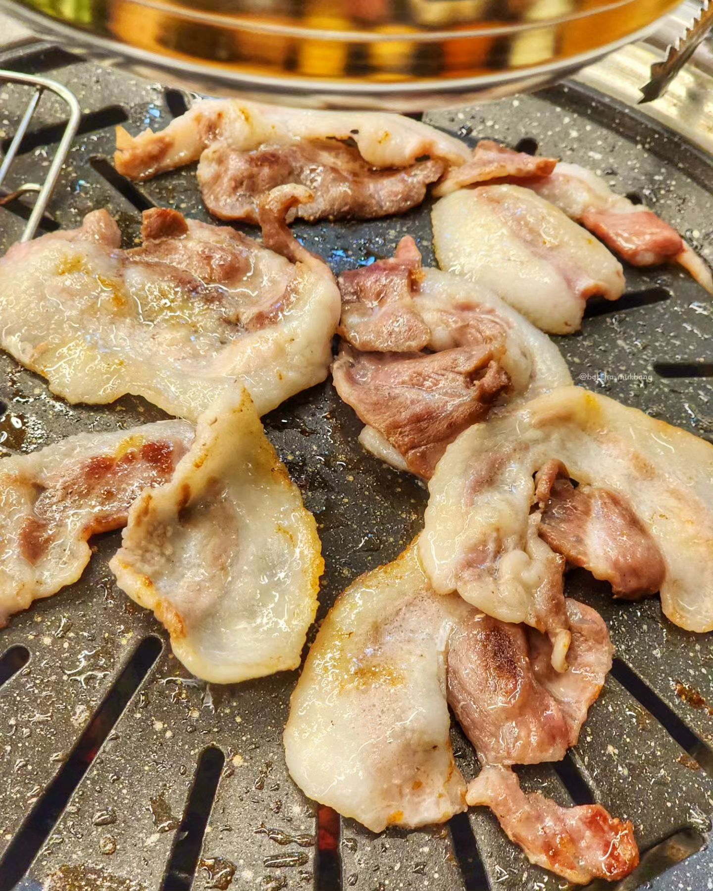 ✅ #박하의먹방_마산 #브라더뒷고기
#마산맛집 #장군동맛집 #마산고기집
-
• 브라더 한판 25,000원
• 된장찌개 4,000원
• 비빔라면 3,000원
-
마산 장군동에 생긴 뒷고기맛집!
브라더 한판은 뒷고기, 돈두롤, 뒷통구이, 껍데기
구성으로 뒷고기 부위를 맛볼 수 있어요!
 ⠀
뒷고기 답게! 쫄깃하고 아삭한 식감을 느낄 수 있어요👍
고기가 두툼하고 기름지며 꼬숩! 껍데기도 양념이 되서
그냥 먹어도 JMT!
⠀
된찌는 재료가 가득했는데 제 입엔 살짝 싱거운?
비빔라면은 옳아요..고기랑 같이먹음 꾸르르맛♥
맛있게 뒷고기 한그득 먹었답니됴😎