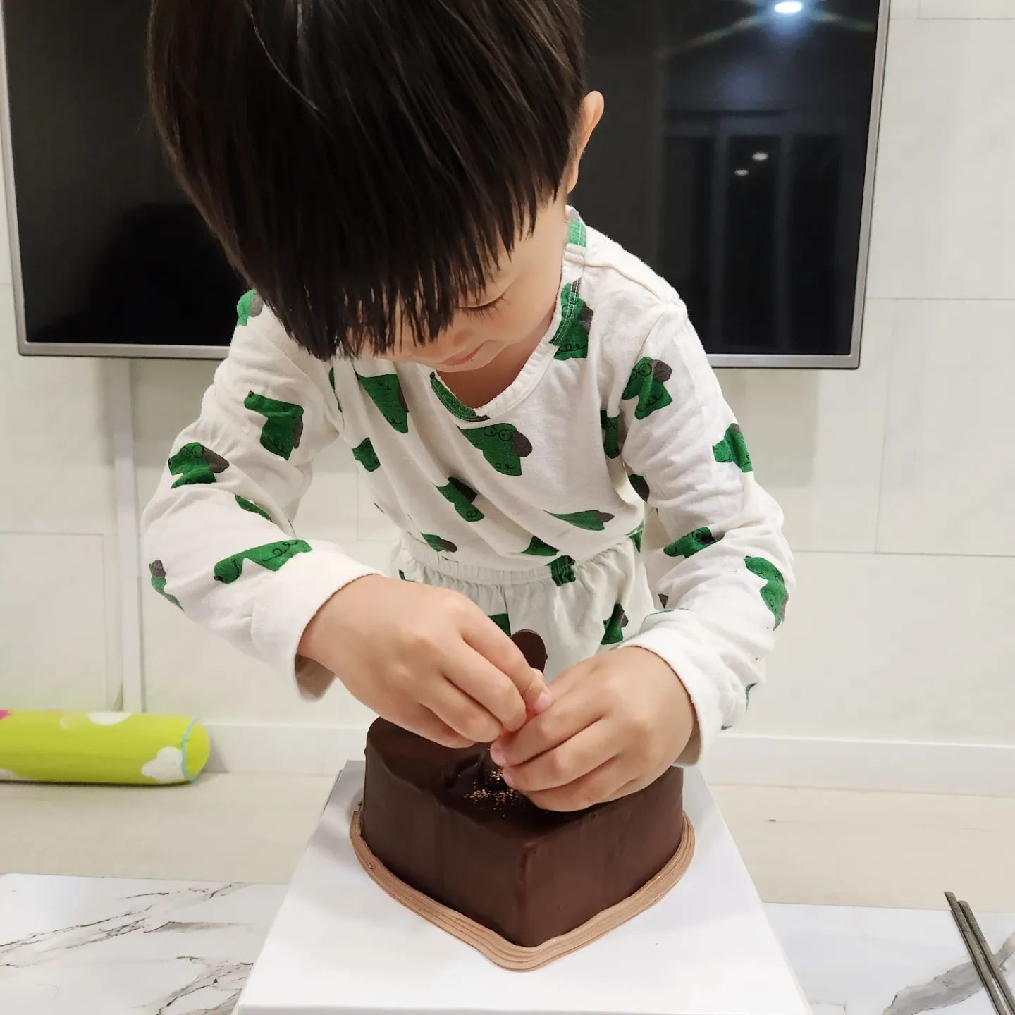 #일상

나의 생파
아덜이 고른 케잌에
아빠가 손수 요리해준 생일상에
난 오늘 백화점 나들이로
이것저것 많이 지르고 왓다지🤣
내꺼 워니꺼 팅이꺼 그득그득 물욕을 담아
양손가득 무겁게 집에옴ㅋㅋㅋ
일 안하니 하루가 순식간에 사라짐???

아들, 여보 생일 축하해줘서
너무 고마워💗
두남자가 있어서 정말정말 행복하고
고맙고 사랑해❤️

#생일 #HBD #❤️