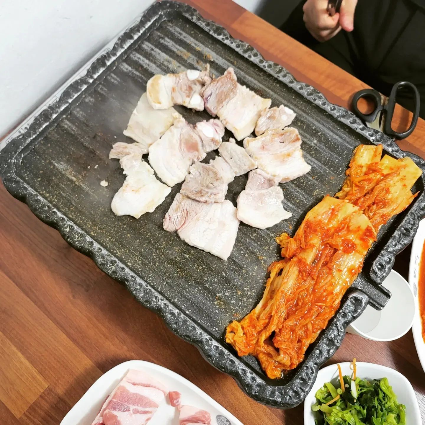#논현역 #두례식당 #오잇_강남
논현역에 엄마가 해주는 집밥 같은곳이 있다? 네 있습니다! 논현 영동시장안에 위치하고 있는 두례식당인데요~ 엄마가 해주는 맛있는 음식과 착한가격! 거기에 어머님의 넉넉한 인심까지~ 배터지게 먹고 왔네요~

두례식당은 논현 영동시장에서 오랫동안 장사를 하셨다고 하는데요. 엄마가 해준 반찬과 삼겹살 거기에 푹익은 묵은지까지 특히 묵은지와 삼겹살 올려 먹으면 캬~~ 하모니가 최고입니다! 거기에 순두부찌개 숟가락을 내려 놓을수가 없습니다아~ 순두부찌개에 밥 비벼서 먹으면 밥 두공기 순삭입니다~ 너무 맛있게 먹었고 또 방문할 예정입니다~

가게가 작아서 아늑하니 먹기 좋습니다~

네이버 검색창에 @오잇 검색하셔서 보시거나 혹은 프로필 링크를 클릭해주세요!
.
.
.
#음식스타그램 #먹스타그램 #먹스타맞팔 #먹스타맞팔환영 #논현역맛집 #논현영동시장 #영동시장맛집 #논현역 #영동시장 #jmt #존맛 #존맛탱 #맛집 #맛스타그램 #소통환영 #소통 #선팔하면맞팔 #음식추천 #추천음식 #추천메뉴 #메뉴추천 #맛있다그램 #저녁 #저녁메뉴 #저녁추천 #푸드스타그램 #내돈내산