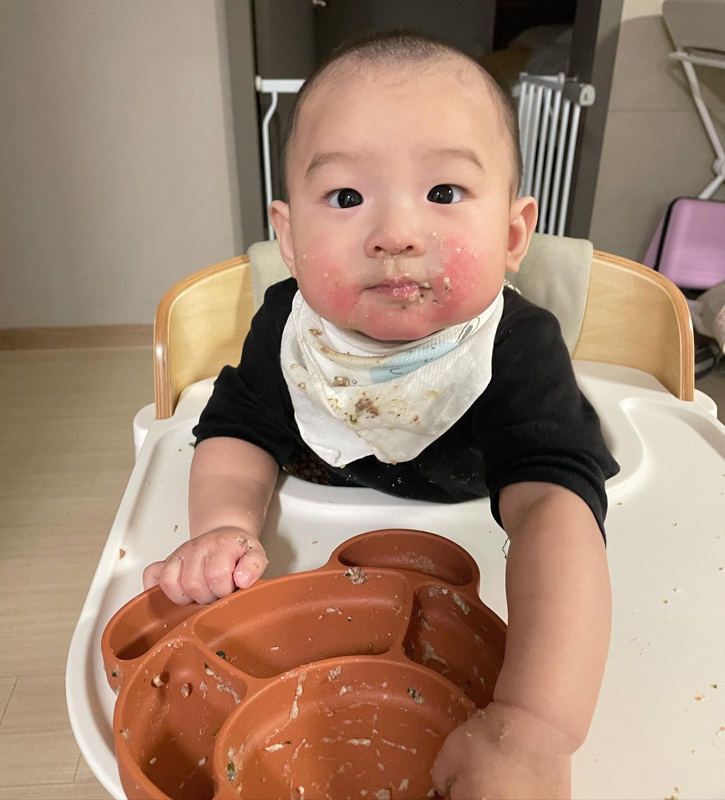 #밍끼맘_이유식 #완밥요정

잘먹으니 더 이쁘다🤎 
엄마가 맛난거 더 많이 해줄게