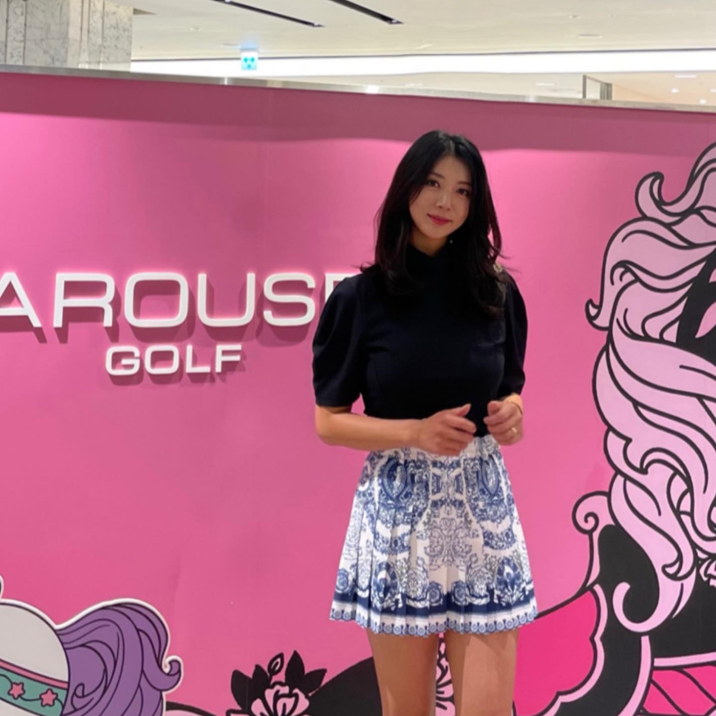 #광고

완전 반해버린 CAROUSEL GOLF⛳️
페미닌하고 럭셔리한 무드의 하이엔드 골프브랜드
#카루셀골프 carouselgolf 에요🫶🏻

5월 26일 부터 6월 9일까지
현대백화점 무역센터점에서 열리는
카루셀골프 팝업에 초대해주셔서 다녀왔어요🫶🏻

럭셔리하고 우아함을 담아낸 카루셀 23SS💗
고급스러운 컬러감과 여성스러운 실루엣,
저는 일상에서도 입을 수 있는
골드버튼탑을 착용해봤는데 편안하면서 우아해보여서
바로 데려왔어욤🫶🏻

그리고 스커는 명품 D브랜드가 생각나서 입어봤는데
올 여름 라운드는 이거다 싶더라구요💙

정말 많은 브랜드의 골프웨어 입어봤는데
저는 카루셀에 완전 반해버렸어요💗

CAROUSEL GOLF POP-UP은
6월 9일까지 진행되니까요
20-30% 할인된 가격으로 예쁜 신상만나러 꼭 다녀오세요💗

#carousel #카루셀 #골프웨어 #팝업
#현대백화점무역센터점 #현대백화점팝업 #골프팝업