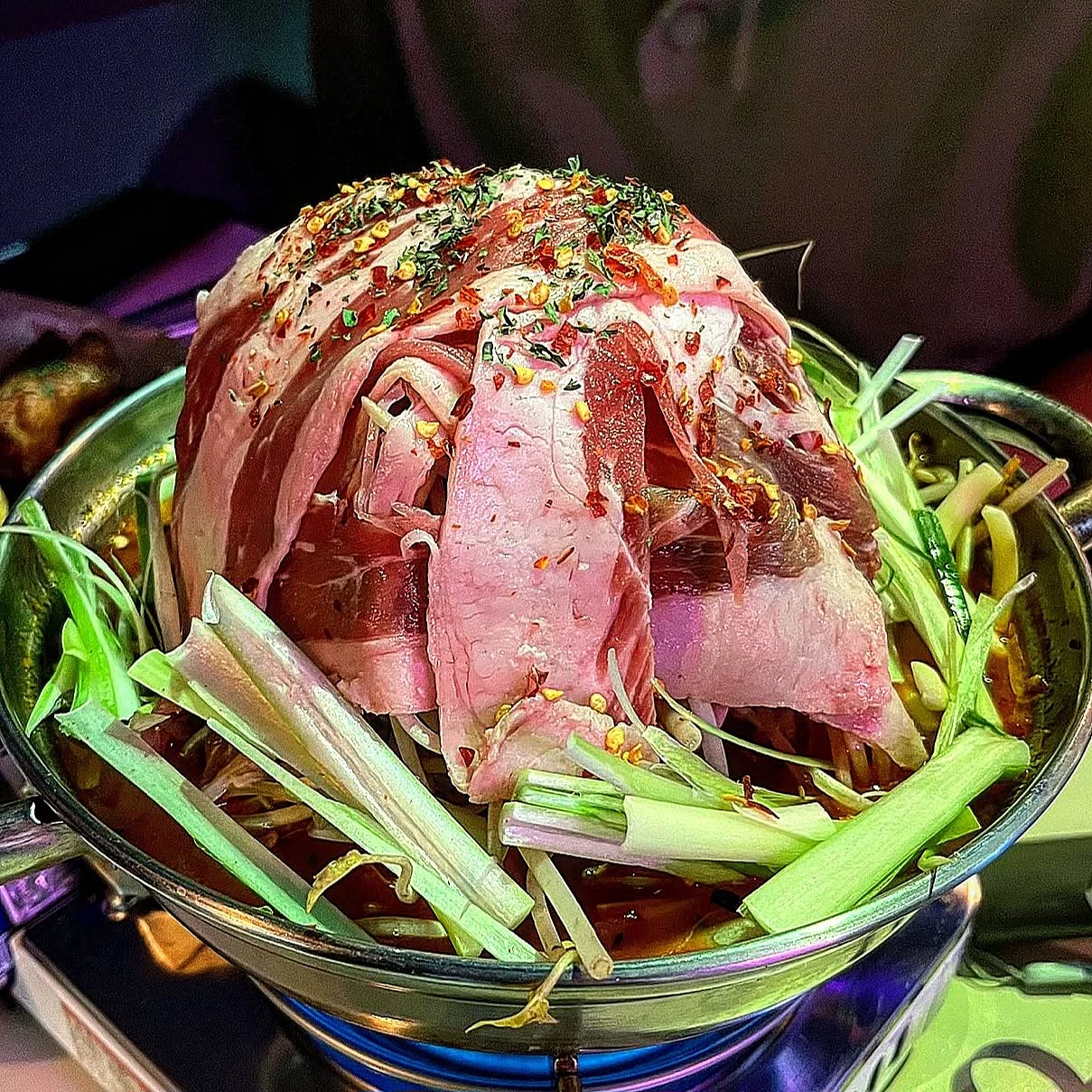 신논현 아지트 느낌의 술집 #판판 다녀왔습니다🍽

골목초입 2층에 위치한 #판판서양주점 노오란 간판으로
항상 눈에 띄어서 한번 가보고싶었던 집이에요😄

2차로 이동한 집이라 
해장술을 위해  우삽겹토마토 해장스튜부터 
바아로 시켜줬어요 🤩
 
진짜 우삼겹이 완전듬뿍 올라간 비주얼이
또 식욕을 자극하더라구요🥩🥩

토마토 베이스에 약간 마라맛이 같이나는스튜인데
진짜 담백해서  속이 화악 풀리는 느낌이 너무 좋았어요❤
속도 편하게 풀면서 술한잔할수 있는게 최고쥬

먹다보니 윙봉도 땡겨서 추가로 주문했는데
윙봉은 말모.. 무조건 맛잇쥬 🤗

분위기도 약간 아지트 느낌처럼 아늑하고
편안해서 소소하게 친구들과 한잔하기 좋았어요😃

하이볼도 그렇게 잘말아준다는데
다음엔 하이볼 도전해보려구요 🍻

신논현갈때 판판 한번 들러보세요 추천합니당😄

#신논현주점 #신논현맛집 #신논현 #강남맛집 #논현맛집 #하이볼맛집 #하이볼 #서양주점 #논현동술집 #파스타맛집 #강남술집 #신논현분위기주점 #신논현맛집 #안주맛집 #가성비술집 #데이트술집 #감성주점 #해장술 #우삼겹 #출출할때  #먹스타맞팔 #맛스타 #먹스타그램 #맛스타그램 #먹팔맞팔 #맞팔환영 #먹팔반사 #맞팔환영 #좋반 #아지트
