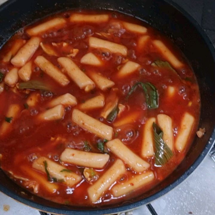 이번에 먹어본 한국인의 떡볶이
냉장보관이 아니고 실온보관이라 보관이 쉽고
6분만 조리하면 초간단 떡볶이가 완성
국산건야채가 들어있어서 풍미가 좋았고 쫄깃한 쌀떡이라 👍🏻👍🏻
맵지않아 아이들이랑 먹기 좋으다.
삶은 달걀, 어묵 넣어서 먹음 더더 맛있고 양도 많아져서 굿!! 실온보관 제품이라 여행때 들고가면 좋을듯

https://smartstore.naver.com/mlocalfood/products/8179423044

#협찬 바로COOK
#우리들녁식품
#한국인의 떡볶이
# 떡볶이 밀키트 
#국내산 야채
# 쌀떡
#온가족
#아이들간식
#원팬요리
#밀키트추천
조리간편식
#간단한조리법
 #맞팔 #선팔 #셀피 #일상 #좋튀 #좋반