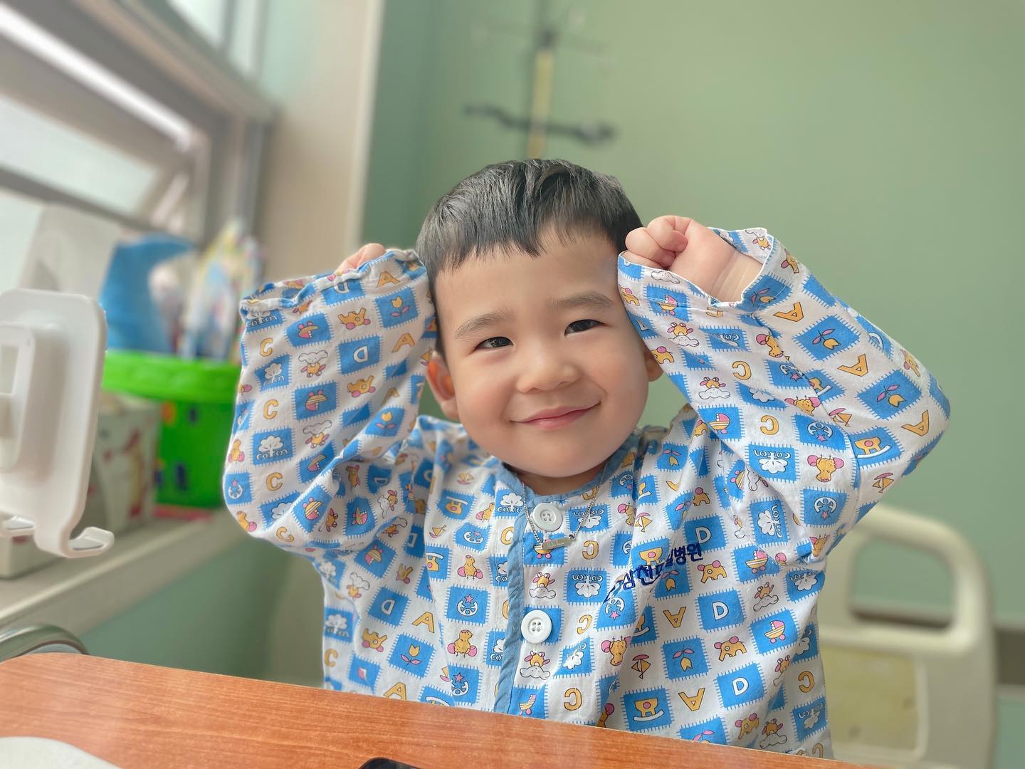 입원한지 2일째 ㅎ 
그렇게 고열이 나더니 입원하자마자 열이 잡히고 오늘은 날아다니는 중.. 발등에 주사를 맞아 나름 발도 자유롭고 손은 더 자유로운 아이..
집에가도 되겠는데 이제