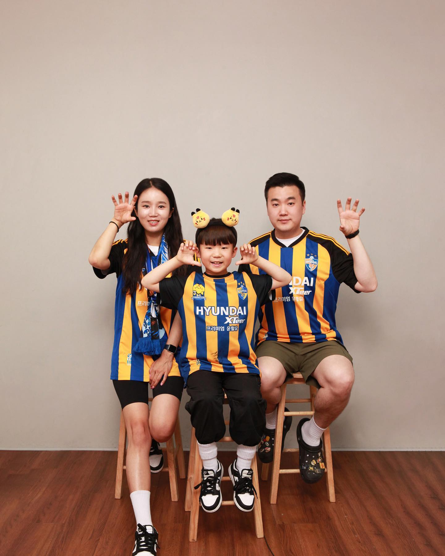 우리가족👨‍👩‍👦
첫 원정 수원방문때
호텔 체크아웃하고 경기시작 전
검색해서 찍은 셀프 스튜디오!.!
다음부턴 찍어주는곳 가기로🤚
재우 6살때 찍고 10살때 찍네🫶
이제 그럼 재우 중딩때 찍어야지👏
그때도 재우가 ‘울산현대’팬이길🐯
지금은 찐팬 제일 팬🐯⚽️
그땐 엄마가 우리집에서 젤 키가 작길❤️
⠀
⠀
#가족사진#가족여행#수원#수원월드컵경기장#울산현대#울산현대축구단#울산현대리틀프랜즈#문수구장#애스타그램#말띠맘#셀카#셀피#인친#소통#외동#외동아들#인스타데일리#_재우야사랑해💕#맞팔#선팔#일상#재우맘
⠀