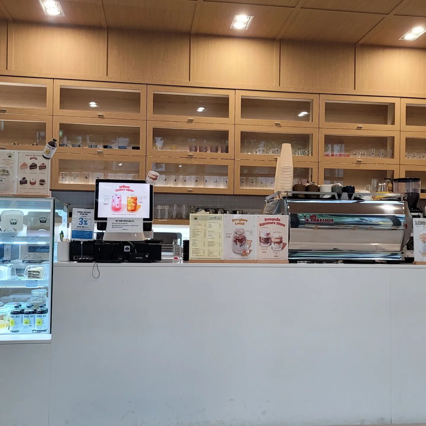 추억이 듬뿍 담긴 #카페동네
일 2회 방문 했었는데 지금은 이사해서 자주 못와... 이 지점은 첨이야...
지금은 체인점이 많이 생기고 매장도 옴총 커졌다~
문득 그때가 그립다~ 진짜 동네에 있을법한 아기자기하던 카페동네~
카페동네 덕에 상동도서관 앞에 카페거리가 생겼는데 ㅎㅎㅎ

cafedongnae 잘 마시고 갈게요~ 담번에는 꼭 뵙고 싶어용! ^^