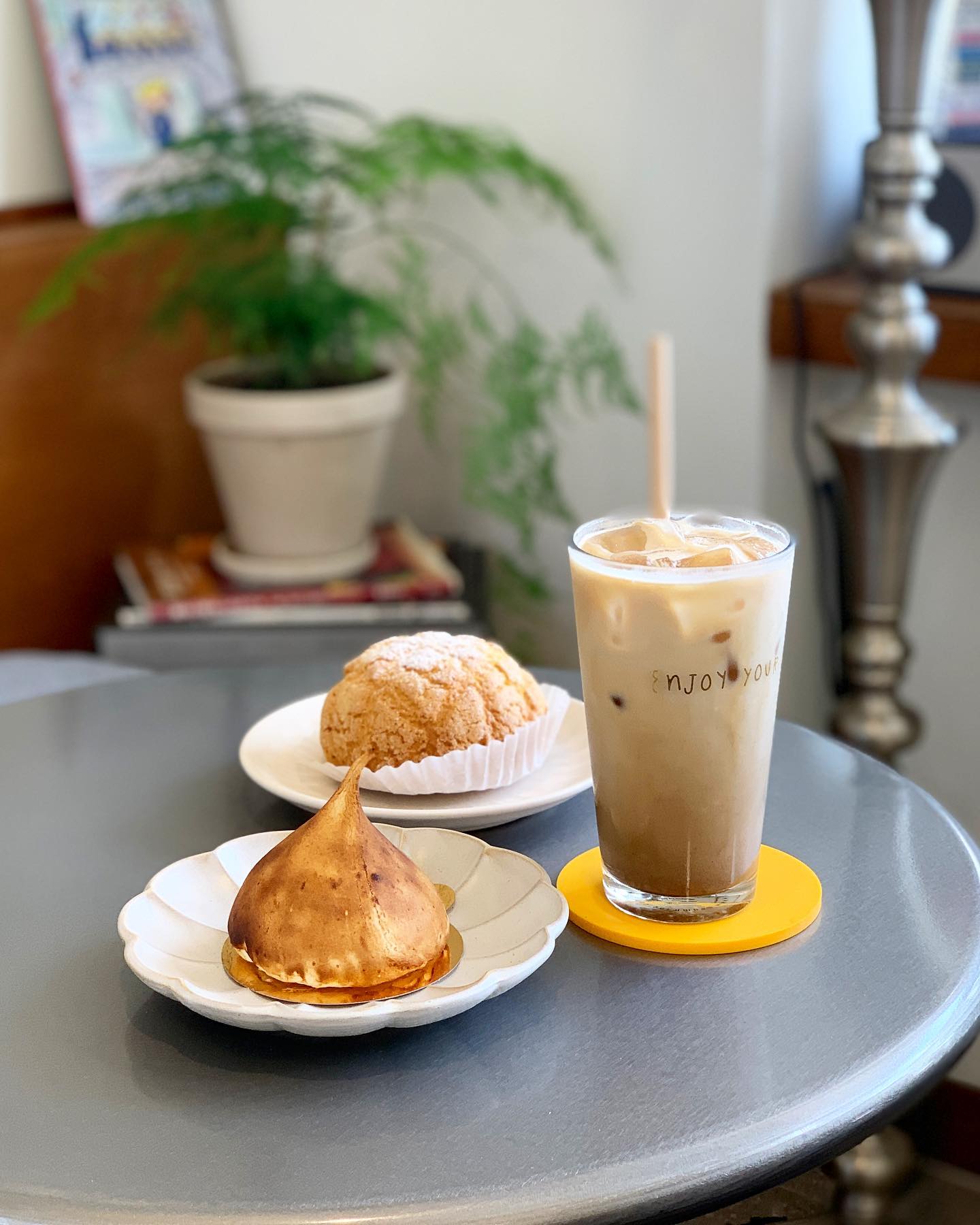 오랜만에 제대로 된 빵집 발견! 🍞🥐🥯

#망미동빵집 #마들린느

여기에 숨겨진 빵맛집이!
#몽블랑 밤케이크가 맛있다고 해서 먹어봤는데
퐁실퐁실 식감이 넘 부드럽고 맛있다😋

분위기도 넘 좋고 커피도 맛있고 양도 넉넉해서 만족👍🏻✨
같이 먹은 메론빵도 크림이 가득!
메론빵 넘 좋아하는데 파는 곳이 있었다니!
은근 파는 곳 없어서 아쉬웠는데.
조만간 메론빵 먹으러 또 가야겠다😋

분위기도 넘 좋고,
빵도 맛있고.
카페투어 성공💕🥐🥯

.