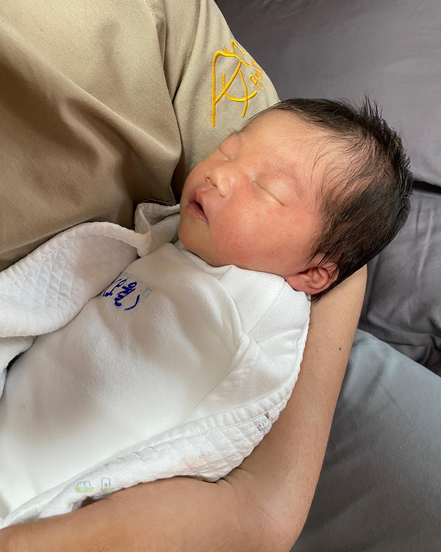 #임산부졸업👶🏻 #39주 4일
⠀
2023.5.23 am09:37 3.37kg
⠀
드디어 오월이탄생🤍
유도분만으로 입원하구 새벽12시에 다행히 자연진통 걸려서 촉진제 맞은지는 3시간만에 출산한 나름 순산(?)한 자연분만 후기🥹
⠀
담당선생님이 최상의 케이스라고 얘기하셨지만 진통은 진짜 넘 아팠다,, 코끼리가 내 배를 밟고 지나가는 느낌ㅠ 그래도 오월이가 나오니 하나도 안아파서 넘 신기했다❤️
엄마 힘들까봐 빨리 나와준 효녀👶🏻
⠀
생각보다 바쁜 조리원 생활에 아직 3시간마다 수유하는게 피곤하지만 오월이 얼굴 보면 세상행복🫶🏻
⠀
조리원 라이프 함께하는 남편 고맙고 사랑❤️❤️
⠀
⠀