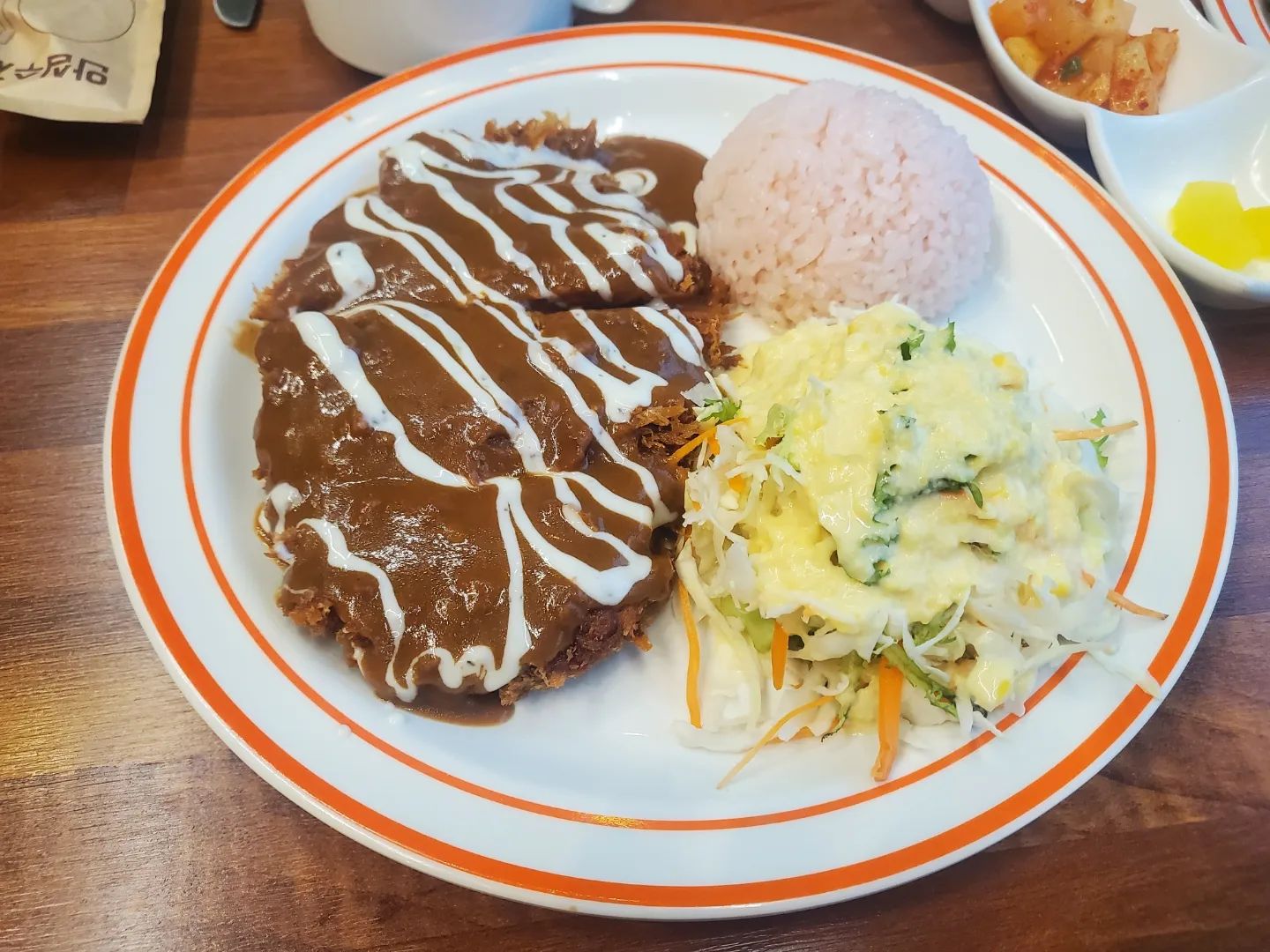 #아랑경양회관다산 #협찬
다산동에 위치한 체인 돈까스 맛집 "아랑돈까스"
매장은 많이 넓지도 좁지도 않았어요:)
반찬, 물이 다 셀프였고 나갈때 입가심 가능한 사탕도 있었어요🫶

✔️'경양돈까스' 옛날식 돈까스 느낌인데 소스가 뿌려져 있음에도 튀김의 바삭함과 소스의 맛이 잘 어울러졌어요:) 소스도 기성품이 아닌거 같은 느낌인데 넘 맛있었어요👍

✔️'치즈돈까스' 4조각 나오는데 다 먹을때까지 치즈가 쭈욱!! 늘어나는데 최고입니다😁 보통 금방 식어서 뚝뚝 끊기는 치즈인데 여기 치즈돈까스는 다 먹을때까지 늘어나서 넘 좋았어요:)

치즈돈까스, 경양식 돈까스 둘다  맛있는 곳이 였어요:)
다양한 돈까스 뿐만 아니라 파스타도 판매중인 "아랑경양회관"
돈까스 시키니 주시는 스프도 맛있었어요🫶

👉 경양돈까스 (₩ 10.000)
👉 치즈돈까스 (₩ 14.000)

📍아랑경양회관다산 (경기 남양주시 다산지금로 124-15 1층 102호(다산동))
 주차🙆‍♀️ 웨이팅🙅‍♀️ 예약🙆‍♀️
 
#남양주맛집 #다산신도시맛집 #남양주데이트 #돈까스창업 #돈까스프랜차이즈 #돈까스맛집 #먹팔 #맞팔 #카페스타그램 #먹스타그램 #맛스타그램#선팔하면맞팔 #태미커플_협찬