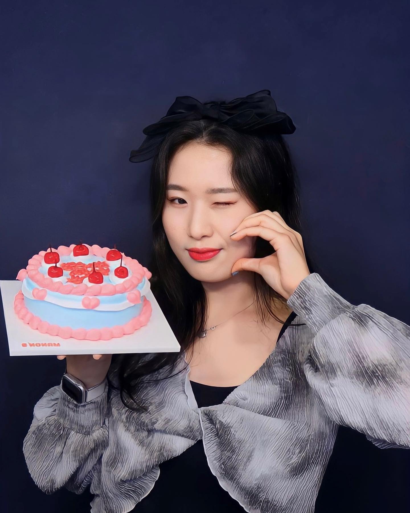 생일에 케이크를 6개나 받기는 또 처음이에요! 난 케이크 엄청 좋아하니까.. 차차 배달시켜서 다 먹을 예정ㅎ
덕분에 행복한 하루였습니다❤️❤️ 다들 사랑해🫶😍