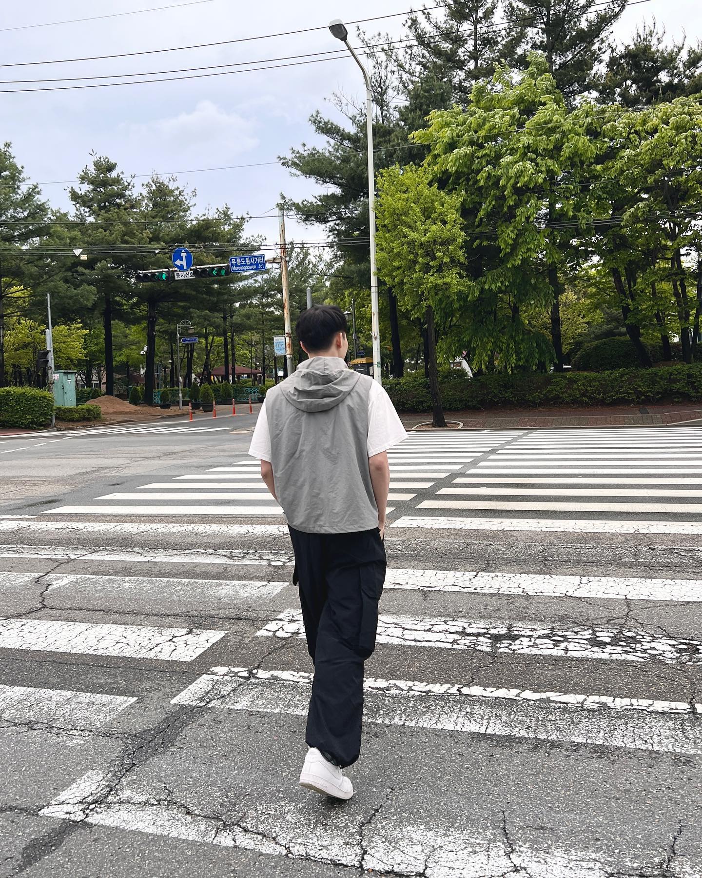 곧 찾아뵐게요 :)

𝑝ℎ𝑜𝑡𝑜 𝑏𝑦. secregar_ 

#패션계정맞팔 #패션맞팔 #패션소통 #나일론팬츠 #나일론팬츠코디 #나일론조끼 #후드조끼 #옷입는사람들 #스트릿패션 #스트릿룩 #스트릿코디