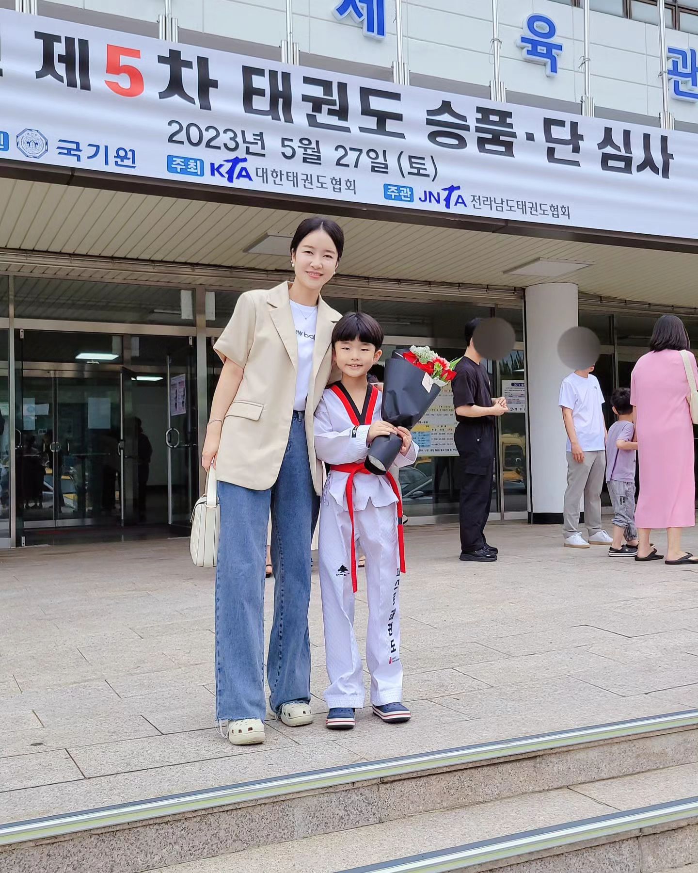 기특하고 멋진 울 아들❤️

드디어 기다리던 태권도 국기원 승급심사🖤

2시에 정규수업이 끝나고

다시 학원으로..
저녁 7시30분부터 8시30분까지
비가오나 바람이부나
어김없이 지침없이 스스로
약 2~3개월간 너무나 애쓴 우리 준우 

처음에 다른 아이들보다
외우는 속도가 더뎌 보기로했던 달에
다음심사날로 미뤄졌던 준우

힘든내색 하나 하지않고
꼭 해내겠다고 웃으며 얘기하던 준우

순서기다리는 대기시간까지
군기가 바짝든 너의 모습에 빵ㅋㅋㅋ😆

격파 준비 모습에 뿅ㅋㅋㅋ😍

틀린 동작 하나없이
쭉쭉쭉 해내는 모습에 도치맘 엄마는
뭉클하고 기특하고 감사했어 쭈누야~~~💕

엄마한테 이런 행복함을 안겨줘서
고맙고 고마워 내새끼🥰❤️

 
#1품심사  #애썼어  #여유로워진저녁시간
#퍼스트태권도  #날마다애쓰신지도진께감사
#군기바짝  #넘멋진울아들 
#도복벗으면애기컴백  #사랑해  #🩷