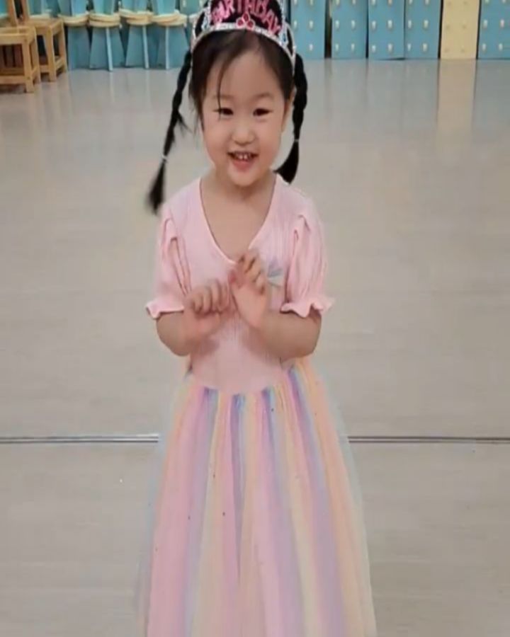 지난주 유치원에서 했던 생일파티🍰
로봇처럼 등장하는 모습에서 설렘과 들뜬 기분이 느껴져 넘 귀엽고 초큼 뭉클하다ㅎㅎ #어쩔줄모르는두손🤣🤣
장래희망이 비행기조종사라니 금시초문이라 좀 놀라긴 했지만😆
뭐든 꿈꿀 수 있는 나이,
축하하고 응원해 #사랑해❤❤❤❤

#4번째생일 #유치원생일파티 #이제4살 #나자신칭찬해  #고생했다 #하츄핑케이크구하느라심장쫄깃