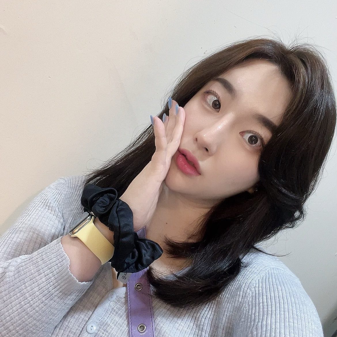 #협찬
마곡나루에서 샵일구구공에서 염색 하고 왔어요 !
요즘 다시 뿌리가 자라나고 ..
머리가 너무 지저분한거같아서 염색을 받고 왔는데 선생님이 추천도 해주시고 설명도 잘 해주셔서 머리 너무 예쁘게 하고 왔습니다 ㅎㅎ 
샵일구구공은 일반헤어랑 메이크업을 같이 받을 수 있어서 촬영할때 편하게 이용할수 있을거같아요 !
염색한뒤에 머리결이 상하는것도 없이 신경써서 해주셔서 아주 만족 합니다😊

#강서구미용실 #마곡메이크업 #마곡나루미용실 #협찬 #마곡미용실 #중단발레이어드컷 #중단발 #레이어드컷 #매트브라운 #염색추천