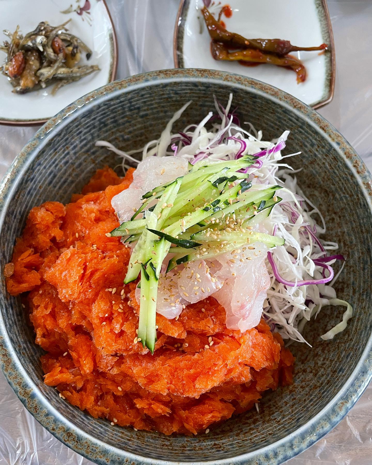📍거제도 별난횟집 

물회 .. 🖤 회덮밥 좋아하시는 분 계신가유 🤤🫧 보기만 해도 진짜 시원하고 맛있겠죠 .. 전 먹자마자 10분컷때렸어요 ㅠㅠ 그냥 막 찾아갔는데 반얼려진 소스도 그러쿠 바다맛이 확 느껴졌다는 🤍

또 먹구싶네유 ..