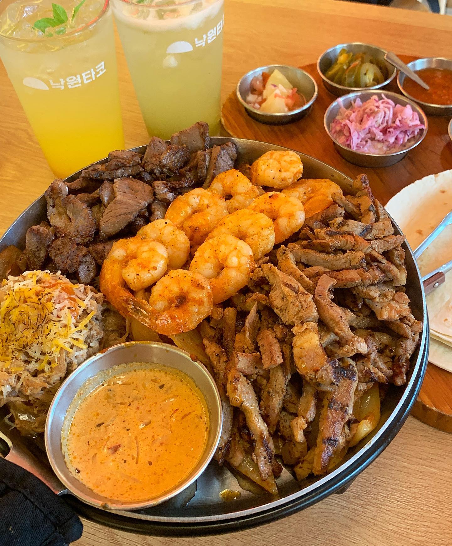 오랜만에 먹는 타코‼️둘이서 세트메뉴 시켜서 진짜 배터지게 먹고 옴🐷 타코 맛집이라해서 갔더니 찐짜 맛집이었다🤍타코 조아하는 사람 완죤 강추❣️새우 완전 탱글탱글 쫀맛임!!금욜 저녁 5시에 가니까 웨이팅 없이 들어갔눈데 6시 넘으니까 사람 우르르 몰려옴 역시 웨이팅 안하려면 일찍 일찍 갈 수밖에?!!담에 또 오고팡🥰
.
#낙원타코 #서초맛집 #역삼맛집 #강남맛집 #강남 #서울맛집 #서울 #서초동 #강남데이트 #서울가볼만한곳 #맛집 #맛스타그램 #맛스타 #맛집투어 #맛집추천 #맛팔 #맛집탐방 #먹스타그램 #먹스타맞팔 #먹방스타그램 #먹부림 #먹스타 #선팔하면맞팔 #먹방그램 #먹스타소통 #맛집공유 #먹팔 #좋아요반사 #좋반 #협찬문의