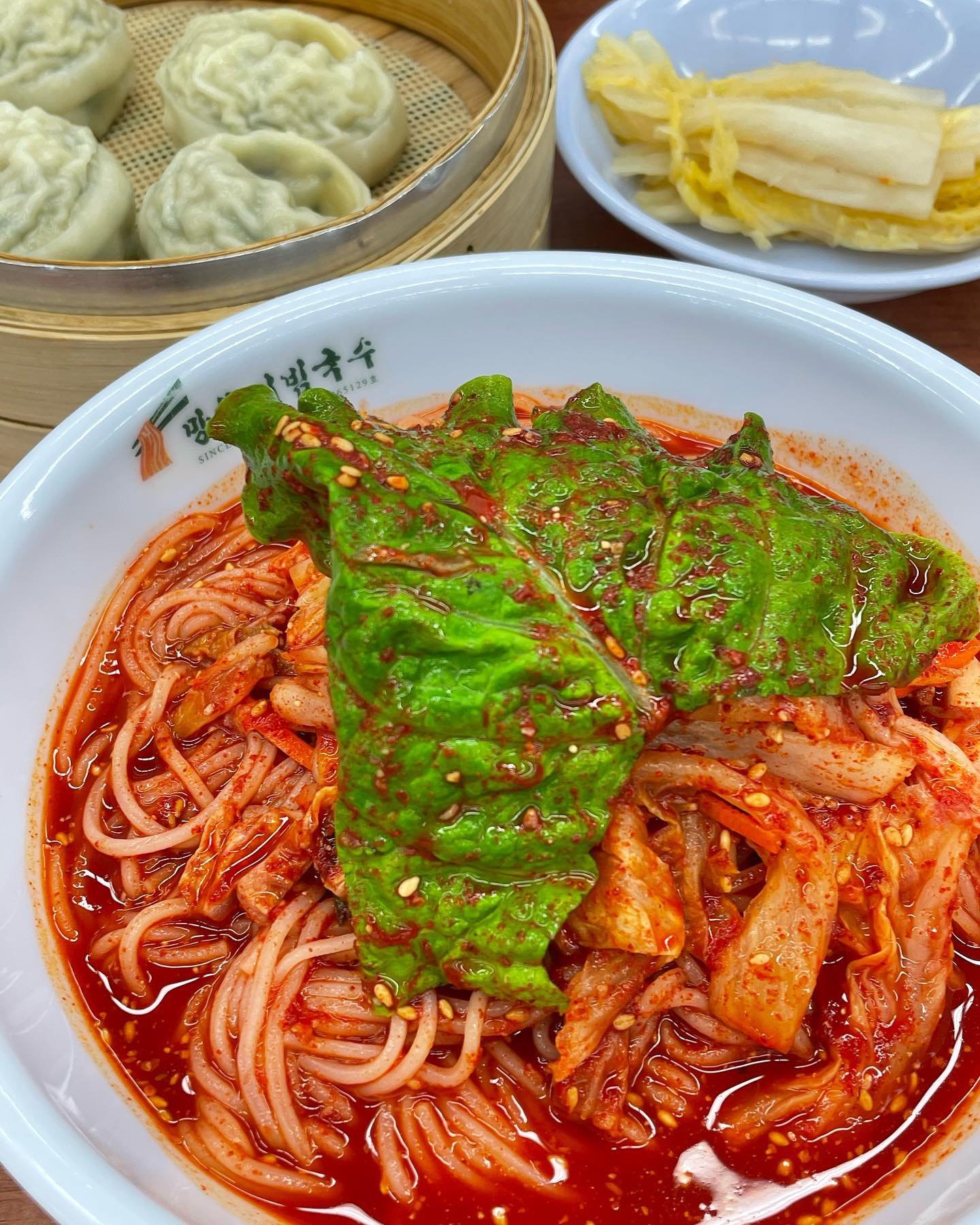 #망향비빔국수 #본점
 
🍽️주문한 메뉴
비빔국수 7.000 2그릇
만두 4.000 
 
 #비빔국수
안에 상추 반장
겉절이
양파
오이
당근
소면 아닌 중면 정도 되는 면이 가득
한눈에 봐도 양이 엄~청나게 많아 보이지 않나요ㅠㅠ 새콤달콤하고 무엇보다 겉절이가 면이랑 소스랑 잘 어우러져서 진짜 맛있었어요 초장 맛인가 어디서 많이 먹어 본 맛인 것 같은 느낌이 계속 들었지만 먹으면 먹을수록 망향비빔국수 만에 맛이 감칠맛 나게 느껴져서 좋았어요❤️ 그 이유는 이 겉절이 김치인 듯!!!!! 같이 나오는 백김치랑은 또 다르게 맛있어요 양이 많은데 어느새 먹다 보니 한 그릇 뚝-딱
강원도 철원, 연천 오시면 꼭 드셔보세요 다른 지역에도 체인점이 꽤 많더라고요 생각나는 날 저도 한 번 더 먹으러 가야겠어요~ 물론 그땐 잔치국수도 같이 먹어야지😍 

#만두
하나에 천 원인 만두지만 그 값어치 하는 만두 속이 꽉 차 있고 제가 먹었던 고기만두 중에 제일 속이 편한 만두인 듯! 기름이 적고 담백해요💚 
 
총점 : ⭐️⭐️⭐️⭐️

📍. 경기 연천군 청산면 궁평로 5
📞. 031 - 835 - 3575
🕙. 매일 10:00 - 20:00
💡. 주차, 포장, 단체석, 남/여 구분 화장실 
 
 
 
 
#연천맛집 #철원 #연천 #철원맛집 #강원도맛집 #비빔국수맛집 #국수맛집 #강철비