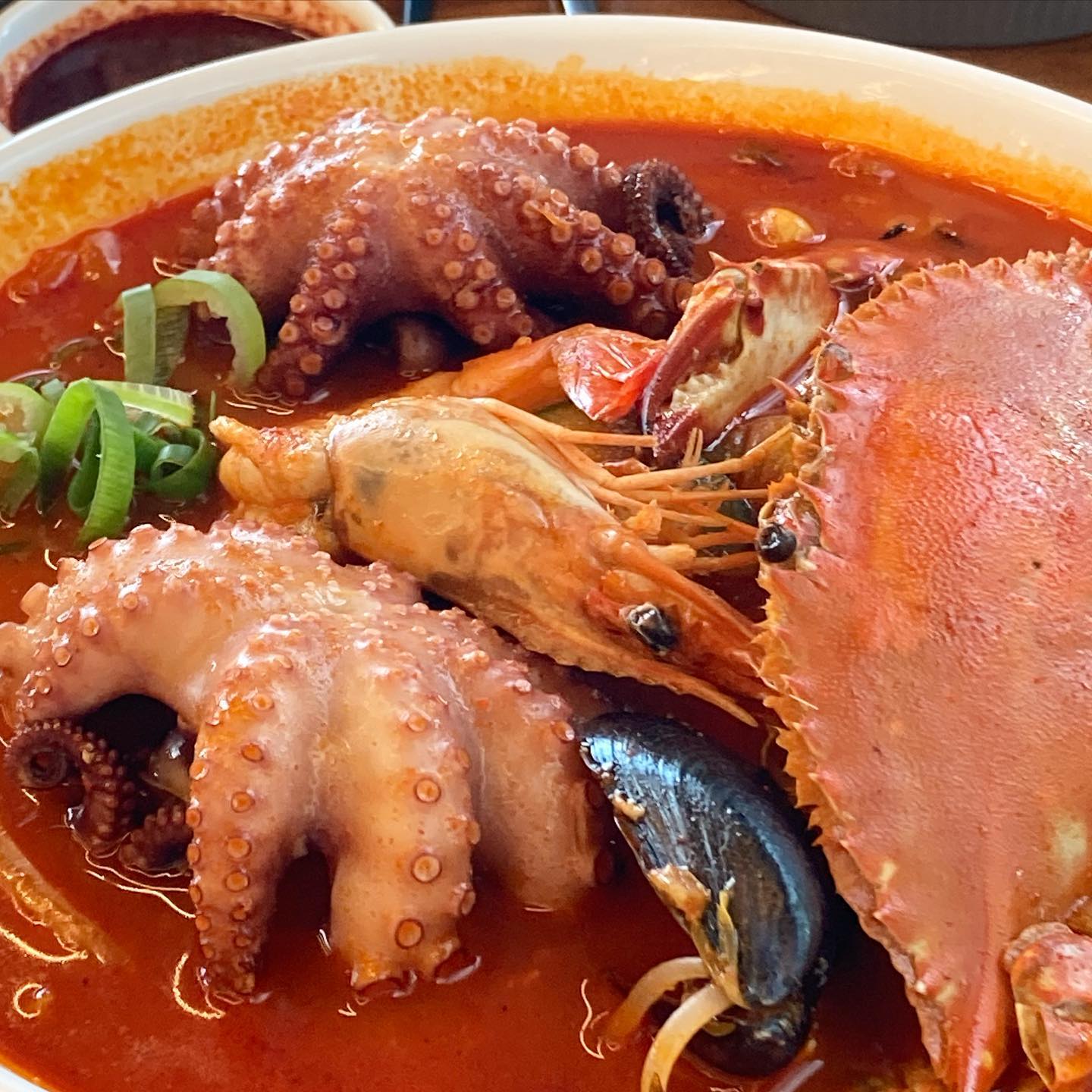 문어가 야들야들하니 짱맛있고 찍먹파인데 부먹된 탕수육도 바삭하니 맛있었음.
짜장은 달콤한 짜장맛인데 달콤해서 그런지 아기들이 잘먹었고 개인적으로는 짬뽕추천
흑돼지 차돌 해물짬뽕 3종류로 판매하고있는데 육지로 돌아가기전에 흑돼지짬뽕 한번 더 먹으러 갈생각!! 

🔸평대반점
🔸제주 제주시 구좌읍 해맞이해안로 1140
🔸정기휴무 화요일/ 11:00~19:30

▪️강아지 동반가능 🐶 #내돈내산맛집