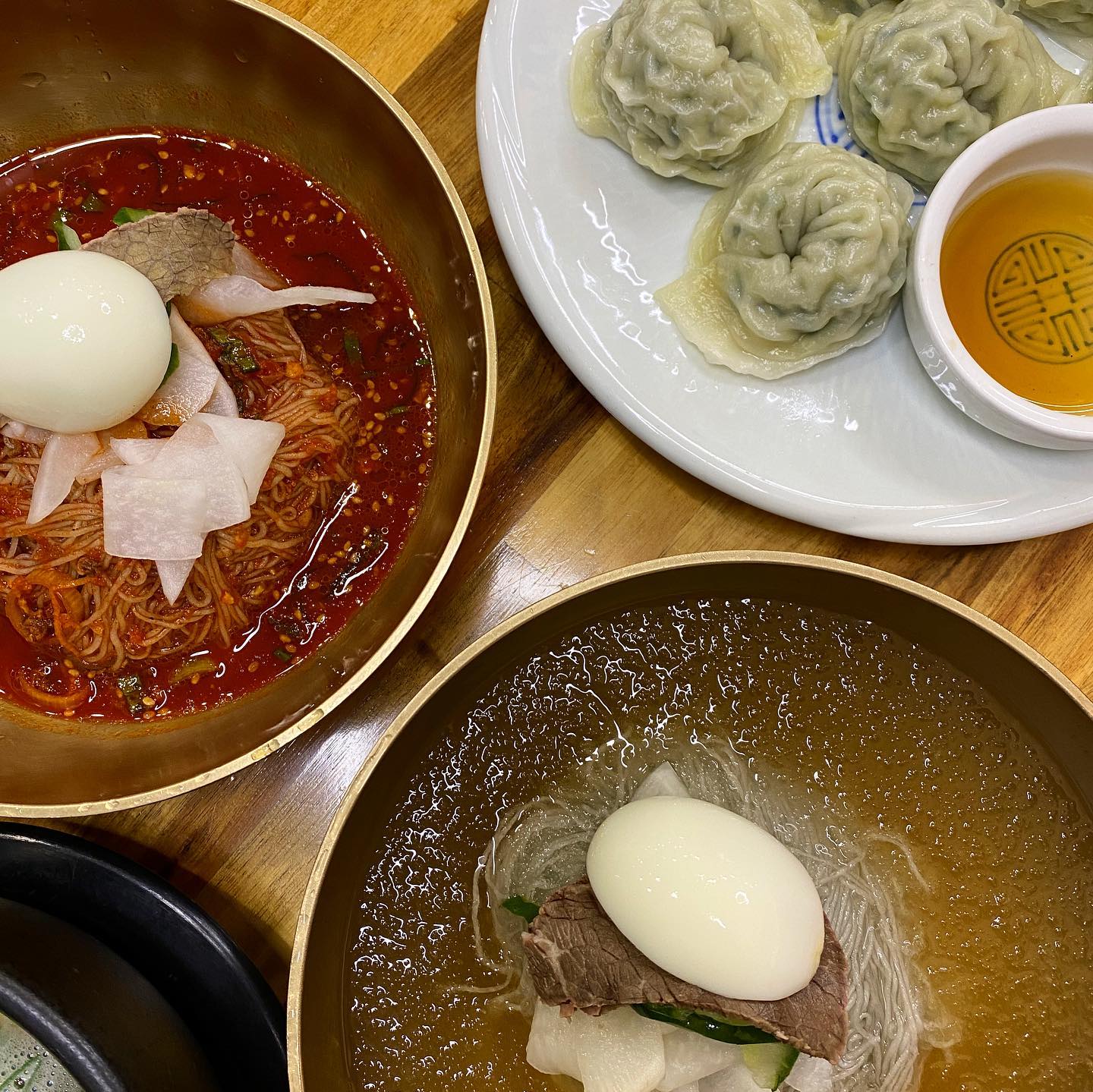#부여사비면옥
부여사람이 추천하는 #부여냉면맛집 
매장이 넓고 쾌적해서 사람이 많은 점심시간대에가도 혼잡한 느낌없이 편하게 먹을수 있어요 
물냉면은 고기+동치미육수로 깔끔하고 깊은맛 
부여의 또다른맛집 #장원막국수 는 자극적인 맛이라면 
사비면옥은 깔끔하게 맛있는 냉면맛집이에요 

소국밥은 고기가 많이들어가서 식사로 든든하게 먹기 좋고 국물맛이 갈비탕 맛에 가까울정도로 진하고 깊은맛이에요 

저는 물냉파인데 사비면옥은 비빔냉면도 너무 맛있어서 여기가면 둘다 시켜야하는데.. 역시 만두와의 조합.. 말모말모🥟

#궁남지 랑 가까워서 산책하고 들리기에도 최고좋은 곳 이에요