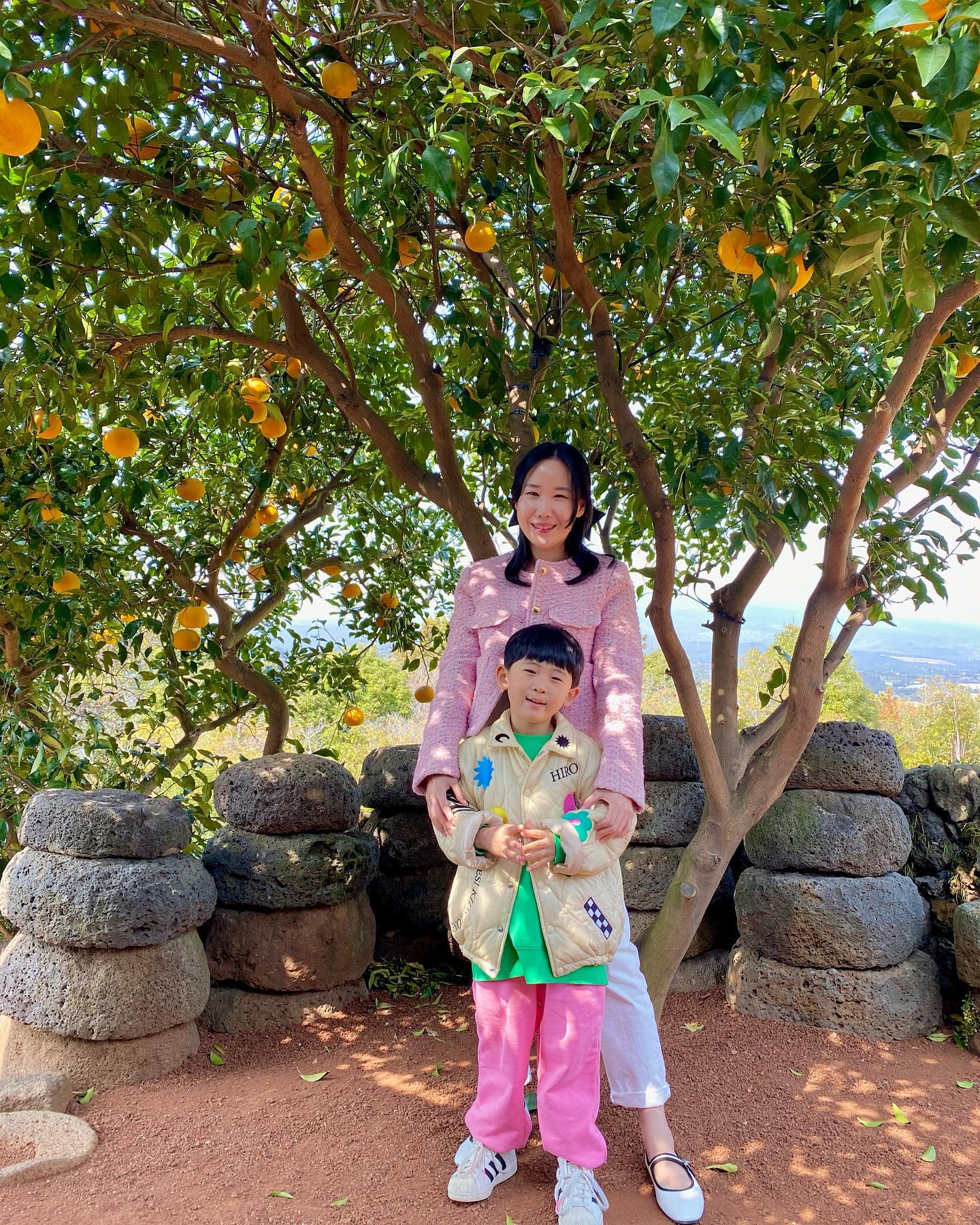 ෆ
⠀
3/14-3/18 은재네 세번째 제주여행ෆ⠀
⠀
제주여행 3일차, 숨도🌿🍊

⠀
입으면 상큼터지는 최애 히로 퀼팅🫶🏻
140 사이즈도 쟁여놨지😉

감성 베이지룩보단 알록달록한게 좋아🥰

#은재네제주여행
#숨도
#하귤나무 
#제주여행
#아이랑여행 
#아이와제주
#아이랑제주여행 
#엄마와아들 
#5월히브로 
#hiro_store_ 
#히로브라더스
#glgk
#g밀리