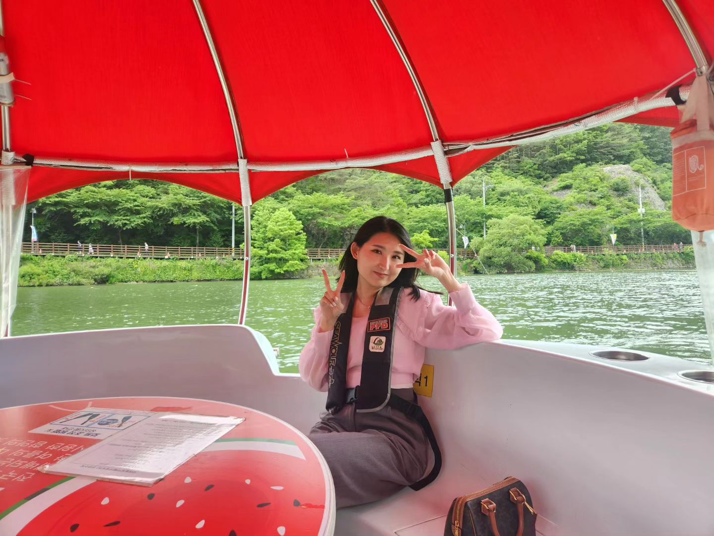 #함안낙화놀이 가 목적이었는데 ! 
입장통제로 낙화놀이는 못보고, 뱃놀이🚣
다음엔 슝슝 날라다니는 바이크를 도전해보겠어요 ~~ 

📍#입곡군립공원 #아라뱃길 
전동보트 4인 기준 / 2만원
(최대8인 탑승 가능. 4인초과시 인당 추가요금) 

낙화놀이는 10월부터 티켓팅을 한다는데
그게 맞는 것 같아요.... #할많하않🤦🏻‍♀️ 
뱃놀이 안했으면 함안까지 간 게 억울할 뻔 했쟈나....