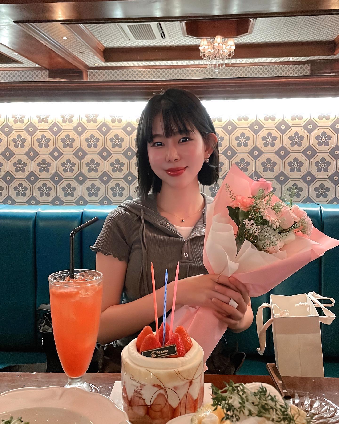 여자친구한테 꽃받음🌸
얼마만에 노는건지⠀⠀⠀⠀⠀⠀⠀⠀⠀⠀⠀⠀⠀⠀⠀⠀
⠀⠀⠀⠀⠀⠀⠀⠀⠀⠀⠀⠀⠀⠀⠀⠀

#일상 #daily #단발 #생일전야제