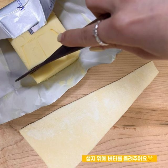 소통🙋🏻‍♀️ on Instagram: "#협찬 @krumb_official #크럼 소금빵 생지 추천 시오코 생지🥐 처음 배송 받았을 때 엄청 신선하게와서 놀랐던 생지! 죽시 바로 바로 만든거같았어요 가격 대
