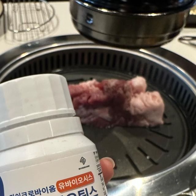 Instagram의 @0_sevely_0님 : "#광고 인스턴트,야식,기름진음식을 즐기는 분들 주목❗️

(주)마이크로바이옴에서 마이크로바이옴 유바이오시스 프로바이오틱스를 제공  받아 먹어봤지만 !! 효과가 너무 좋은 유산균이에용-!

전 "마이크로바이옴 포스트바이오틱스 프로바이오틱스" 에서 현 "마이크로바이옴 유바이오시스 프로바이오틱스"로 리뉴얼 되었구 현재 누적판매량 80000병이나 된다고 해용(피지컬갤러리가 인정한 유산균이라구도 하네용👍)

이 유산균은 프로 + 프리 + 유산균 배양건조물(= 포스트바이오틱스) 제품으로 하루에 한 알만으로 장 건강을 도와주고, 인정된 기능성 균주로 장내 유산균 증식 및 유해균 억제 도움을 줄 수 있으며, 배변활동 원활에 도움을 줄 수 있고, 장 건강에 도움을 줄 수 있어요!! 또한 다양한 원료 부원료 함유
갈색지방 활성화시켜 비만의 예방 또는 치료 효과를 주는 균의 유산균배양건조물(=포스트바이오틱스)함유, 항 염증 효과 유산균배양건조물(=포스트바이오틱스) 함유하고 있다고 해용⭐

그 외에도 미국 특허 유산균 코팅법 적용으로 유산균 생존률 Up/GMP인증시설 안전 제조/냉장 보관 아닌 상온 보관 OK/꼼꼼한 원료 배합 향료 무첨가/꼼꼼한 원료 배합 향료 무첨가 등 엄청난 장점이 많은 유산균 이립니당!!

이제까지 리뷰 이벤트한 적 없어서 구매 사이트에 들어가 보면 완젼완젼 100% 솔직 담백 리얼 후기들이 있으니 참고해주세용❤️

<<이벤트>>

✔️이벤트① 
리뉴얼 기념 45,000원 -> 39,000원 할인❗️❗️

✔️이벤트② 
3병 이상 선택 후 배송메세지(=요청사항)에 "리뷰어"의 인스타그램 ID 기재 (3병 당 글루텐쿡 5포 1개, 6병= 글루텐쿡 5포 2개 식으로 진행) 
예시 => 배송메세지(요청사항) : (리뷰어)인스타 m._.biome / 부재 시 전화 주시거나 문자 남겨 주세요.

✔️이벤트② 
3병 구매 시 글루텐쿡5포(13,000원) 제품 증정 (선착순으로 재고소진 시 자동 마감)
(3병 당 글루텐쿡 5포 1개, 6병= 글루텐쿡 5포 2개 식으로 증정)

※ 위 이벤트는 (주)마이크로바이옴 네이버 스마트스토어에만 진행됩니다.
[URL : https://url.kr/b4jtxc => m._.biome 인스타  프로필 링크로 접속 or 네이버 "글루마켓" 검색]

#마이크로바이옴#포스트바이오틱스#유바이오시스#가족유산균#프로바이오틱스#프리바이오틱스#신바이오틱스#유산균배양건조물#필수영양제#홈쇼핑유산균#홈쇼핑유산균추천#마이크로바이옴유바이오시스#유산균#온가족유산균#장면역력유산균#변비유산균#장건강유산균#선물용유산균#부모님유산균#어린이유산균#임산부유산균#차세대유산균#유산균추천#장트러블유산균#프리미엄유산균#군대유산균#헬스유산균#운동유산균"