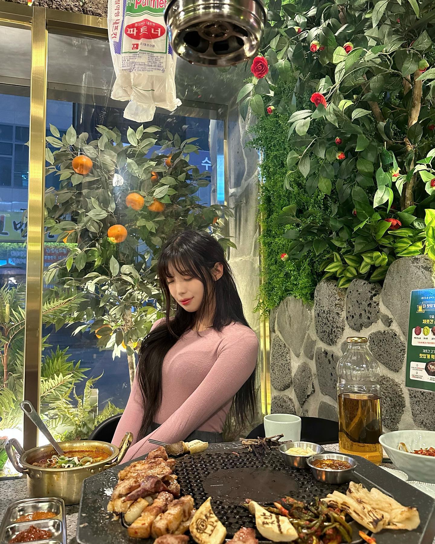 #협찬 
엄마랑 제주도에서 
돼지 잔뜩 먹구 왔어요 🐷🥩🥩

사실 제주도 아니고
수원 인계동입니다 😆

제줏간 수원인계점은
무엇보다 고기가 진짜 진짜 맛있어서
계속 고기 추가했어요 🤤
(울엄마 고기에 엄격한 사람임)

서비스로 기본 제공되는
찌개와 반찬도 풍부하고
K-디저트! 볶음밥까지 완벽해요 💯

🥰가격도 저렴해서
가성비 맛집으로 꼭 한 번
가보셨으면 좋겠습니다!

질 좋은 고기를 양껏 먹을 수 있고
오픈한지 얼마 안돼서
정말 깨끗한데다가

사장님께서는 대왕 친절하시구
고기도 맛있게 다 구워주십니다 
히히 👍

매장이 청결해서
엄마 모시구 가족분들이랑
저녁 식사하기에도 넘 좋았어요 💓

게다가 10인 이상 단체 예약 시
10% 할인까지 해주고 있으니
회식 장소로도 좋아요!

✅오픈 기념 EVENT 🏃‍♀️🏃‍♂️🏃💨
-네이버 예약 시 폭탄 계란찜이 무료!
-명함 추첨 이벤트
(상세 내용은 게시물 사진 참고)

-흑돼지 오겹살: 17,900원
-흑돼지 쫄깃살: 13,900원
-쫀득살: 14,900원
-꽃목살: 14,900원
-활화산 볶음밥: 2,900원

진짜 가성비 맛집으로 강츄 🐽🐽💓

상호명: 제줏간 수원인계점
영업시간: 매일 17:00-24:00
토일 12:00-24:00
주소: 경기 수원시 팔달구 인계로 124번길 9
연락처: 0507-1312-0374

#수원맛집 #수원맛집추천 #인계동맛집  #인계동맛집추천 #수원고기 #수원고기집 #제주흑돼지맛집 #제주흑돼지 #수원회식장소 #수원가족외식 #수원가족모임 #인계동가족모임 #인계동회식장소 #인계동데이트 #수원데이트 #수원데이트코스 #리뷰노트 #맛집리뷰 #고기리뷰 #인친 #소통 #맛스타 #먹스타