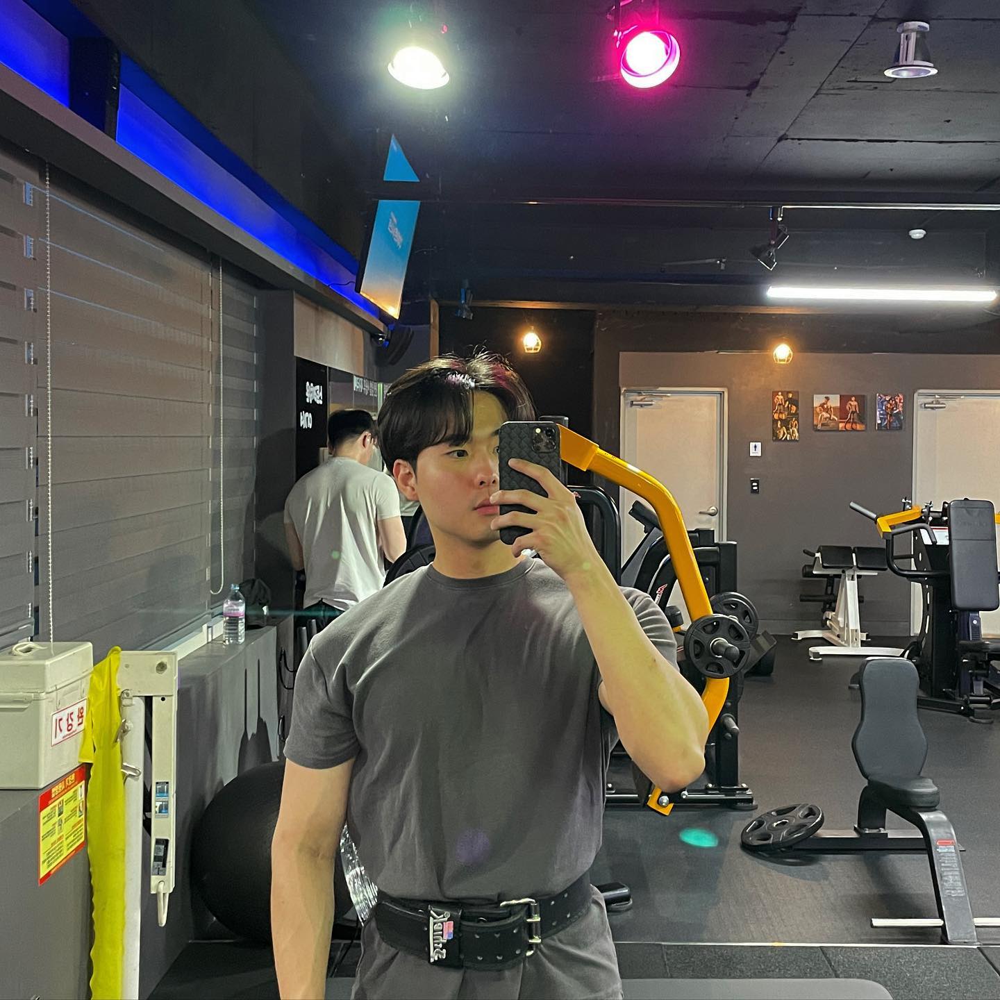 등 후면어깨 이두🔥

여름인데 근육량 늘리는중..🫢