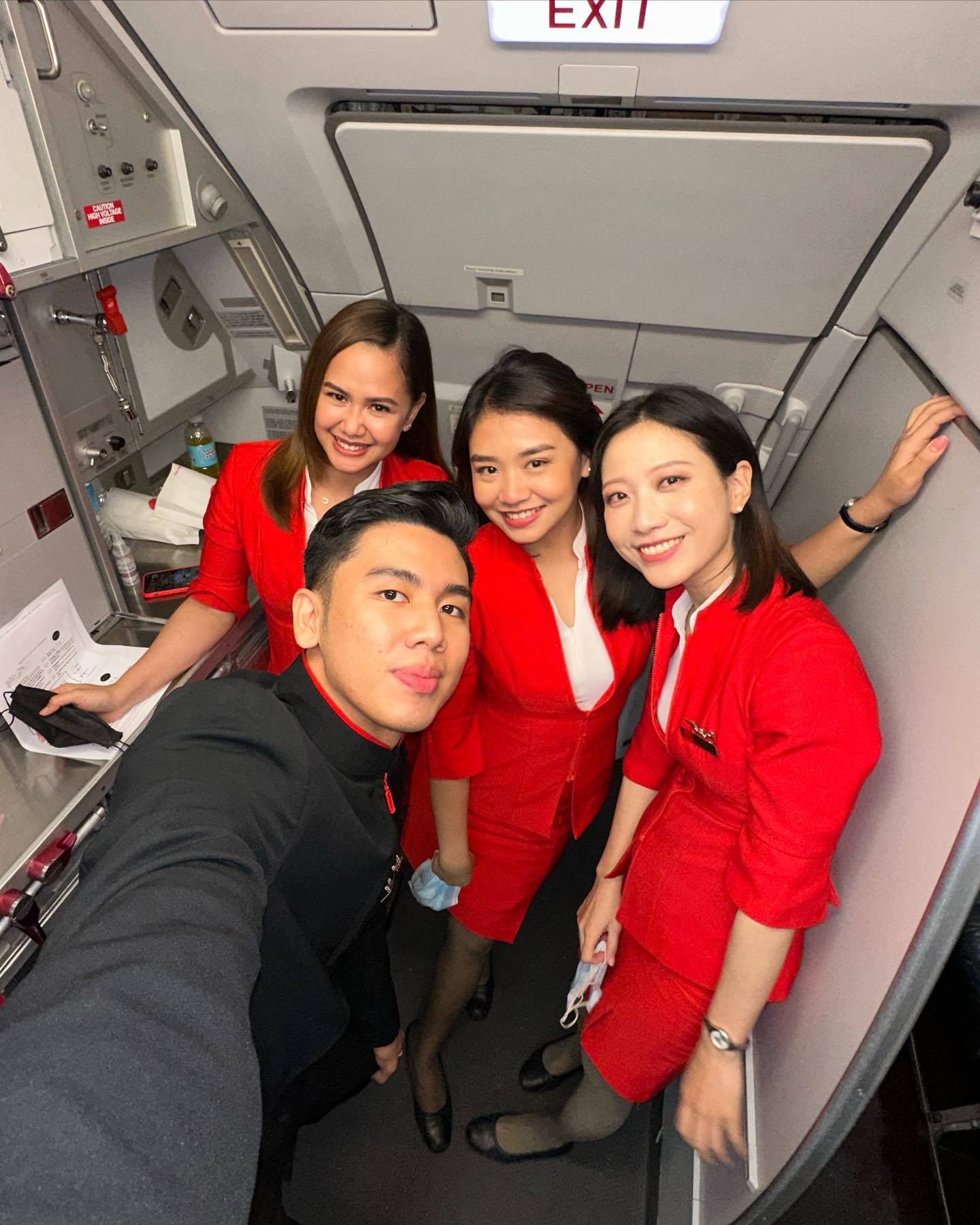 나 그동안 즐겁게 일했구나☺️✨✈️
.
.
.
.
.
#에어아시아 #에어아시아승무원 #airasia #airasiacabincrew #cabincrew #cabincrewlife #에어아시아엑스 #에어아시아필리핀 #필리핀에어아시아 #cebu #airasiacrew #flightattendant #승무원 #외항사승무원 #스튜어디스 #직장인 #출근 #세부여행 #세부 #보라카이 #✈️ #막탄공항 #말레이시아 #쿠알라룸푸르 #인천국제공항 #비행기 #비행 #해외생활 #여행스타그램 #비행스타그램