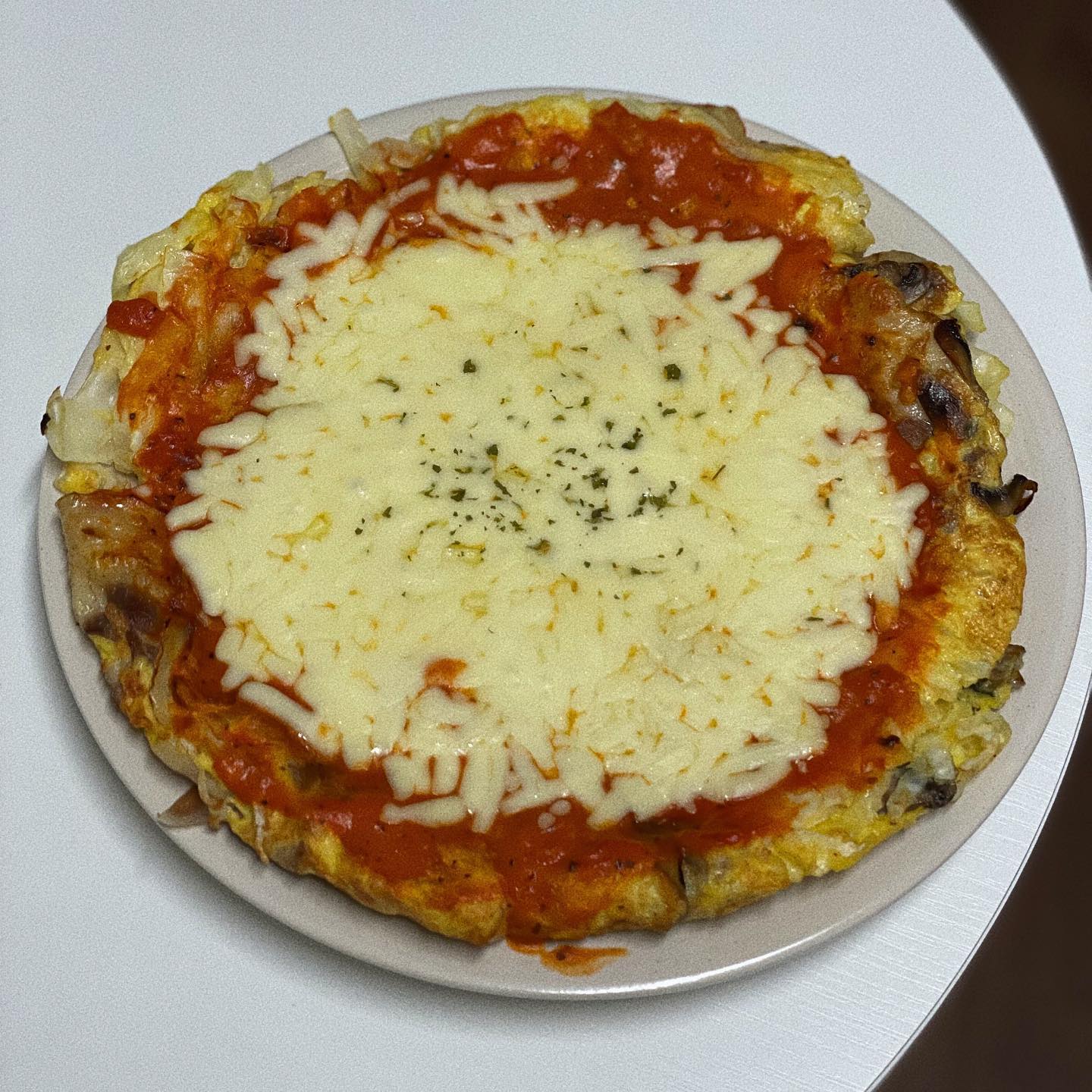 밀가루가 안들어간 다이어트(?) 피자🍕

양배추&계란 깔고, 버섯&우삼겹 토핑올리고, 토마토소스 바르고 모짜렐라치즈 듬뿍🧀

냉털하기도 좋고 맛도 있어서 강추✨
식단 할 때는 우삼겹 대신 닭가슴살 넣어도 좋을 것 같다! 

#남편요리 #집밥 #신혼집밥 #신혼밥상 #먹팔 #요리