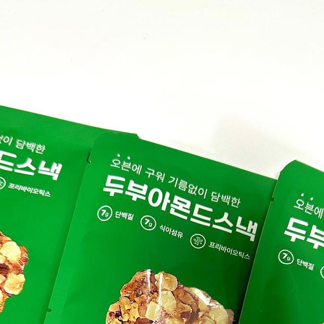 얌얌이 on Instagram: "#협찬 간식 추천ㅣ아몬드 토핑의 찐한 고소함! 두부아몬드스낵 구매처 : https://makers.kakao.com/items/100056851?open-other-browser=true 정보 : 식물성 단백질이 풍부한 "생두부" 함유.