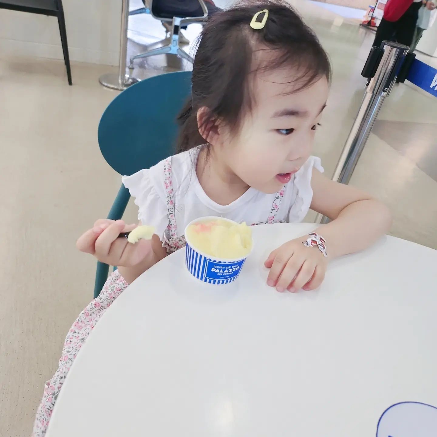 완치 치료 받고
엄마랑 아이스크림~♡
아프지말자~~