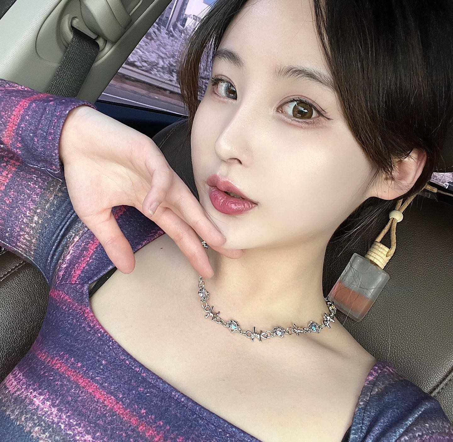 #제품협찬
20대후반 기초에 신경쓸나이 🤔
기존 썬크림들은 끈적한 제형감에 
손이 잘 안갔는데 물처럼 흐르는 세럼같은 산뜻한 제형에 
맑고 화사한 느낌이들어서 데일리로 쓰는 아이템! 
기초완성은 입생로랑 유브이 퓨어샷과 톤업크림으로 🍀🫶🏻

-
marieclaire_picknview yslbeauty #입생로랑뷰티 #퓨어샷에어씬UV #선크림 #선크림추천 #마리끌레르 #마리끌레르픽앤뷰