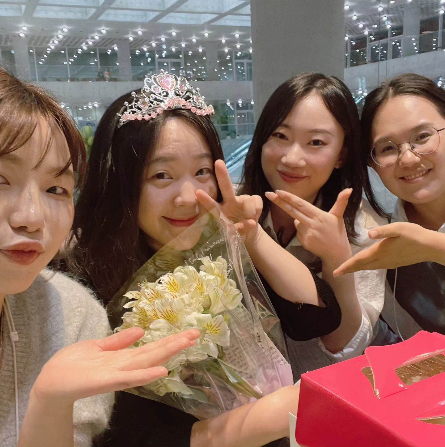 퇴사..는 아니고 팀이동 🤣

아모레에 입사한지 만 7년이 다 되어가네요.
그 사이에 벌써 세번째 발령!

설화수 마케팅 디비전으로 옮기게 되었어요.
🇨🇳 🇹🇼 🇭🇰 BX 담당 🐧

중국 시장에 대한 의사결정 변화에 따라
사내에서도 그동안 다양한 변화를 함께 겪었네요..

최근 2년, 짧고도 긴 시간동안
엄청난 혼돈과 변화 속에서
그야말로 함께 버틴 파트원들..💕
(원래 더 많은 인원이었지만 그 사이에 인원변화도..😭)
#직장동료의소중함

맏언니지만,
때론 멘탈을 잡지 못하고 ㅎㅎ
함께 터져버려 볼거 못볼거 다 보았음에도
좋은것만 기억해줘서 고마워요
(집에가면서 못참고 엽서 보다가 .. 울컥 ㅜㅜ)

새 팀에 가보니,
이~전에 각자 다른팀에 있을때 협업했던 분
절 유튜브에서 본적 있는 분
이~전 팀에서 제 이야기를 들었던 분
등등이 계시더라구요

결론은,
세상은 좁다.
착하게살자.

🐧🐧🐧

한동안 새팀에 적응하느라
뚝딱거릴테지만..
적응하면서 배우게 되는 것들
(영업비밀은 아닌것들)
종종 공유할게요!!

중화권 업무지만,
어째서인지 메일 히스토리들은
80% 이상 영어에다가..
미팅도 중국외에는 영어로 한다 그래서
일단.. 어서.. 영어 업글좀 하고 있겠습니다.

(아참, 그런 의미로 hamtongz 님이 이끄는 언어 100일 챌린지 그룹이 들어가 오늘부터 챌린지 시작했어용)

오늘도 모두 홧팅예요

#직장인생존게임 #마케터일상 #글로벌마케터 #글로벌마케팅 #중국마케팅 #브랜드익스피리언스 #BXteam