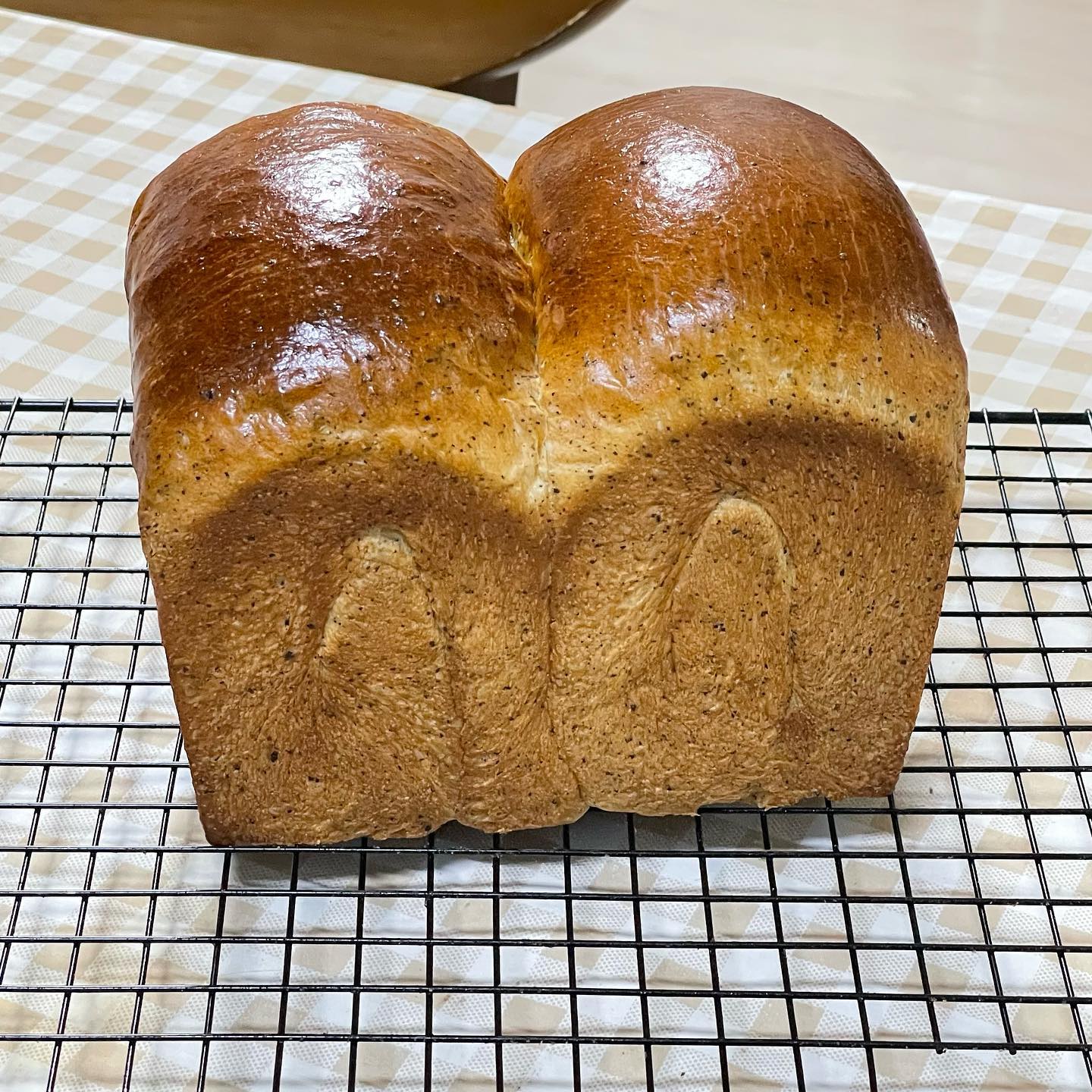 #얼그레이식빵 
오늘의 #베이킹기록 요즘 식빵 자주굽네요🍞 오늘은 다소 생소한(?) 얼그레이식빵입니다!! 글래드갔다가 먹고 반해서 만든 얼그레이 식빵인데 이거 얼그레이 덕후님들 무조건 좋아할 맛이에요..🤎 은은한 홍차맛이 매력있는 ㅎㅎㅎ 얼그레이 좋아하는 친구 선물로 만들어서 반쪽씩 뜯어먹었습니다 🤭 다음 베이킹은 과연 식빵일지! 기다려주세요 히히 행복한 목요일 보내시길 :)🌿
.
.
.
#수댕_베이킹 #食パン