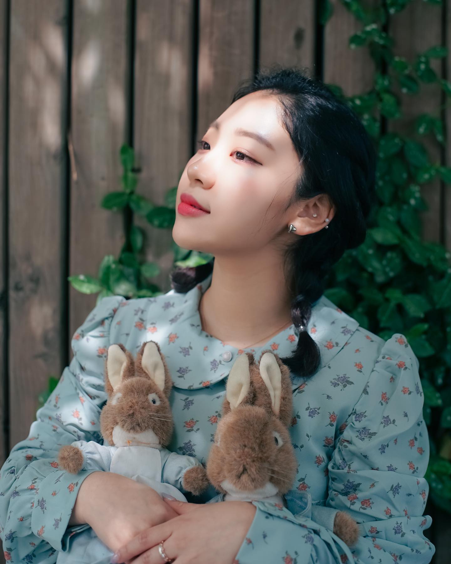 🌿🤍6월 안녕!
📸 __komorebiiii 
.
.
.
.
.
#개인작업 #movie #빛  #사진촬영 #촬영 #개인촬영 #피터래빗 #pic #picture #film #컨셉촬영 #일상스타그램 #피터래빗인형 #fff #사진 #서울 #뷰티스타그램 #스냅촬영 #photography #photographer #일반인모델 #겹벚꽃 #촬영문의 #데일리룩 #여름