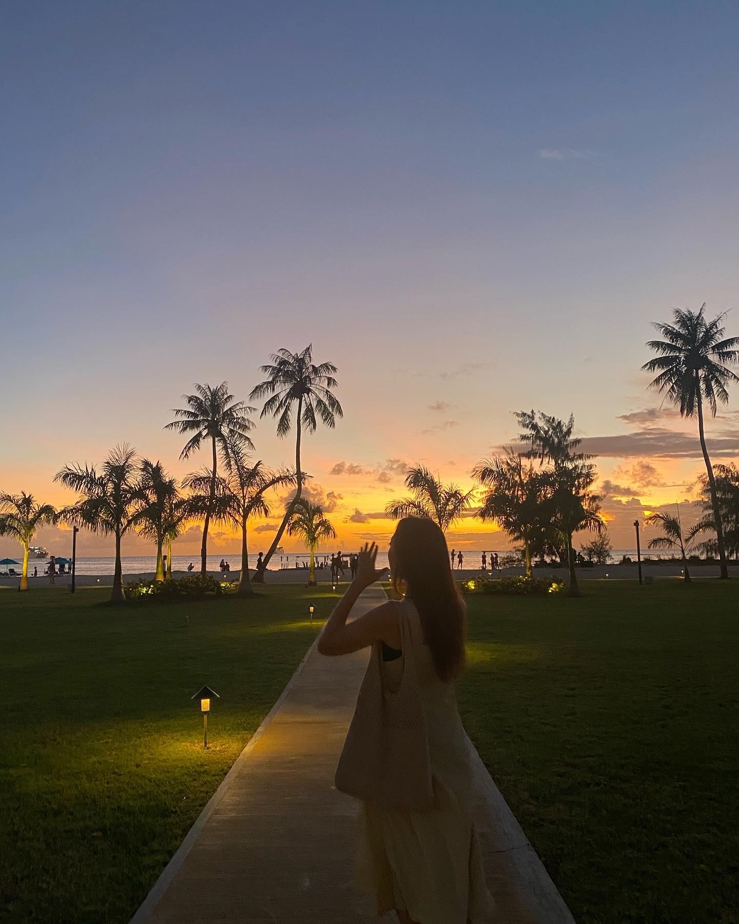 🏖️ 
사이판의 노을 너무 예쁘죠?
너무 덥고 습했지만,
행복했던 사이판 여행이었어요.

사이판에 위치한 크라운리조트는
가라판 시내와도 굉장히 가깝고
리모델링을 최근에 마친 상태라
굉장히 깔끔한 리조트였답니다.

저녁엔 가수분들이 노래를 불러주고
외국노래 뿐만아니라 한국노래까지
신나게 불러주셔서 더욱 흥미로웠어요!

사이판 여행 중 숙소를 고민하신다면
위치로만 따졌을 땐
크라운 플라자만한 숙소가 없더라구요

조식까지 채고였뜸💓💓