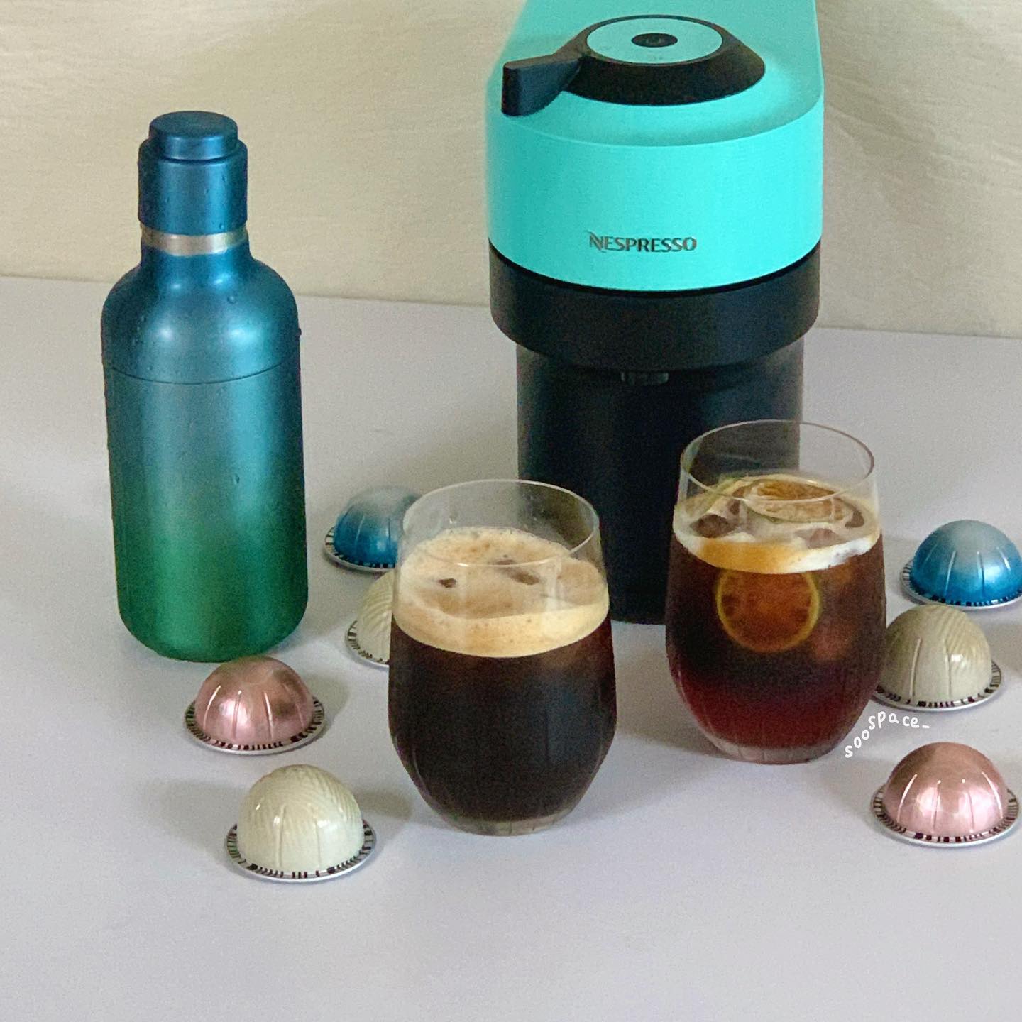#광고 nespresso.kr

 네스프레소에서 새롭게 출시된 귀여운 색상의 버츄오 팝 🫧 그리고 상시판매중인 아이스 캡슐 아이스 레제로와 아이스 포르테와 더불어 이번 여름 시즌에만 맛볼 수 있는 새로운 트로피컬 코코넛향 커피🥥🌴와 쥬시 워터멜론향 커피🍉가 출시됐어요 😎 버츄오는 캡슐 고유의 바코드를 인식해서 최적의 조건에 맞는 커피를 내려주는 ‘바코드 브루잉’으로 다채로운 캡슐들을 최상의 맛으로 즐길 수 있어요 🙂✨

 버츄오로 나만의 아이스 레시피를 즐기기 도전 💪 
쥬시 워터멜론향 커피에 히비스커스티와 라임🍋을 더해 만든 워터멜론 에스프레소 토닉은 향이 진하면서도 상쾌하고 가벼운 맛이라 여름에 딱 어울리고, 트로피컬 코코넛향 커피에 복숭아 시럽을 더해 만든 트로피컬 샤케라토는 진한 코코넛향 커피와 복숭아 시럽이 엄청 잘 어우러지고, 셰이커로 순식간에 시원해진 아이스커피는 여름에 즐기기 딱 좋을 것 같아요 ! 부드러운 거품도 무지 잘 어울려요 🍑

Tip. 버츄오 팝의 추출 버튼을 두번 빠르게 누르면, 모든 커피가 더블 에스프레소로 추출된다고하니 다양한 맛의 커피(특히 라테류🥛)를 즐기기에도 더 좋을 것 같아요 😉

#네스프레소 #아이스커피 #쥬시워터멜론향커피 #아이스코코넛향커피 #네스프레소시즌한정