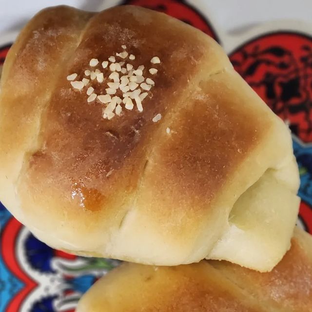 👨‍👩‍👧‍👦aka. 피비 phoebe on Instagram: "#광고 크럼#krumb 시오빵삼각휴면반죽 소금빵 #냉동생지 #빵 🍞 🥯 🥐 🥖 저는 요똥이라 요리를 잘안... 아예 안합니다 베이킹은 가끔 하는데 쉽
