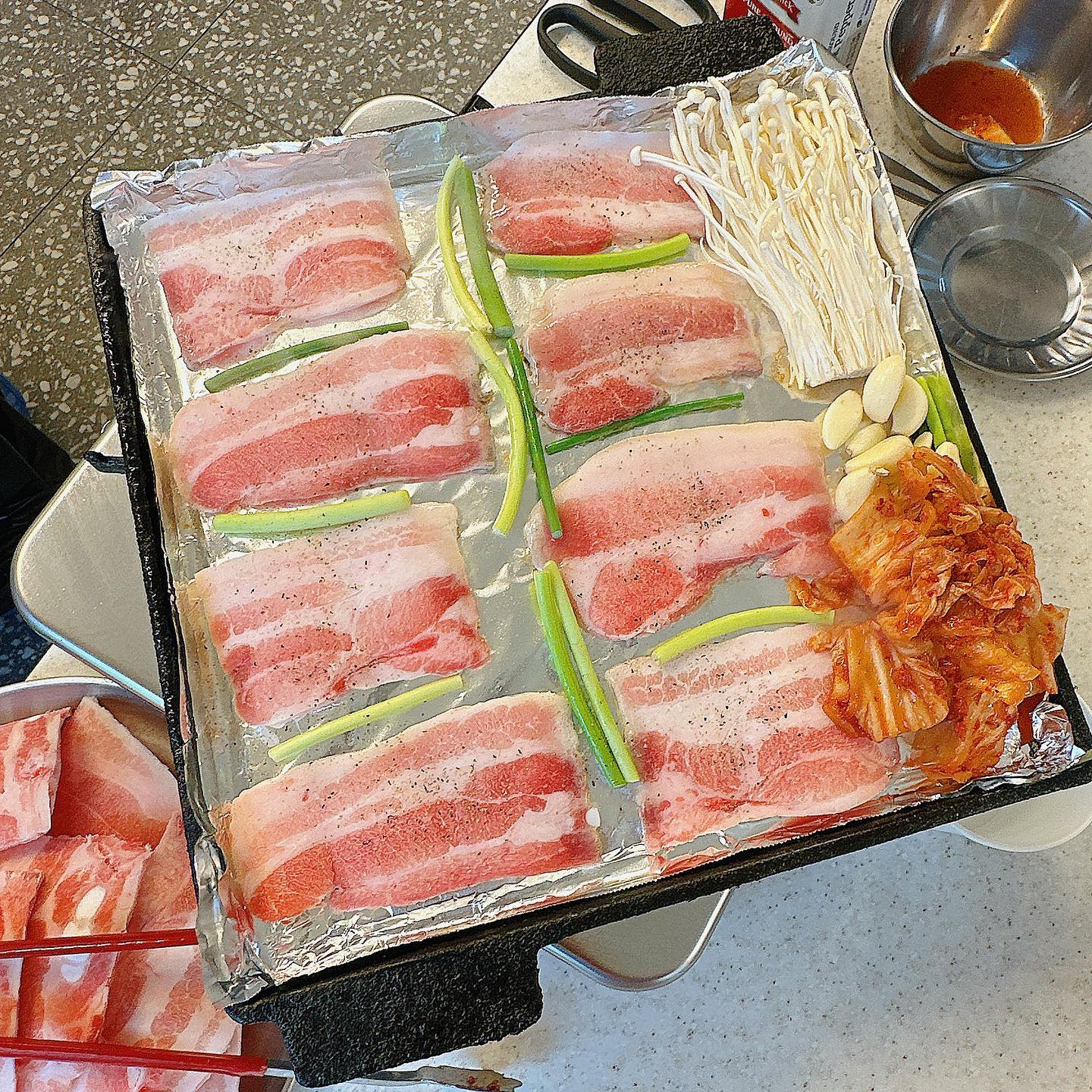 칠곡냉삼맛집 괸당집 ❤️
미쳐버림 너무 맛있음 가봤던 냉삼집 중 최고였다. 제주산 냉동삼겹살 폭탄계란찜 볶음밥, 마무리로 시원달달 감주까지 완벽했던 식사 🤍 꼬옥 재방문 할 것! 직원분들이 다 구워주시니 너무 편했다! 추천 추천!