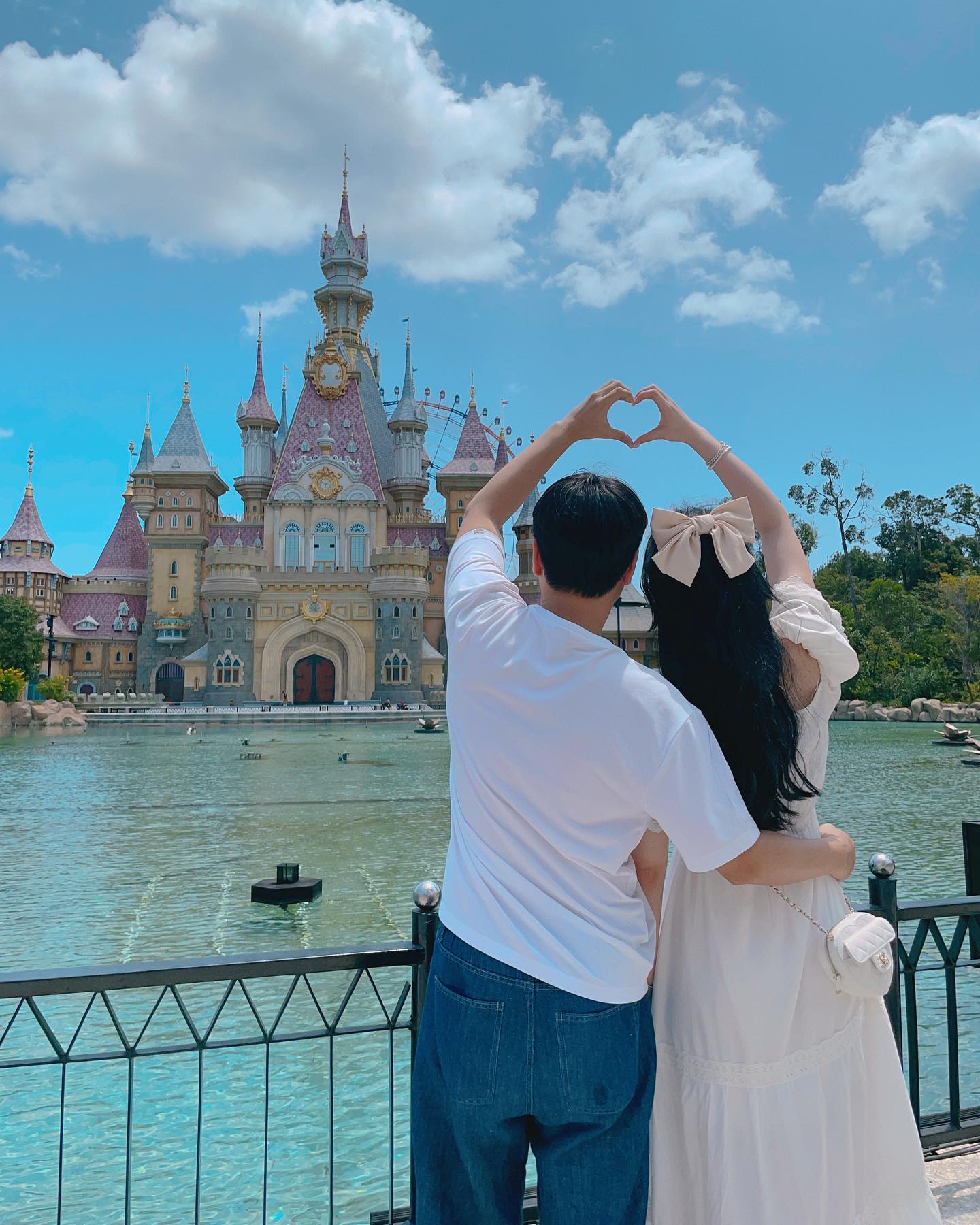 예찬이의 최애사진♥︎
저희가 여행하는 동안은 30도 정도 였는데, 30도라고 체감 못할만큼 저는 쾌적하고 시원했어용.. 햇빛만 좀 뜨겁구? 밤에는 가디건 걸쳤어요ㅋㅋㅋ(더위 잘 안탐) 근데 저희 다녀온 이후에 폭염으로 기온이 거의 40도가까이 올랐다고 하더라고요… 🔥 그래도 또 가고싶어요,,, 근데 올릴 사진만해도 백만장 남았어요 쉬는동안 열심히 올릴게요^.^ 
#베트남여행 #푸꾸옥 #커플여행 #연하남친 #동남아여행추천 #놀이공원데이트 #빈원더스푸꾸옥
