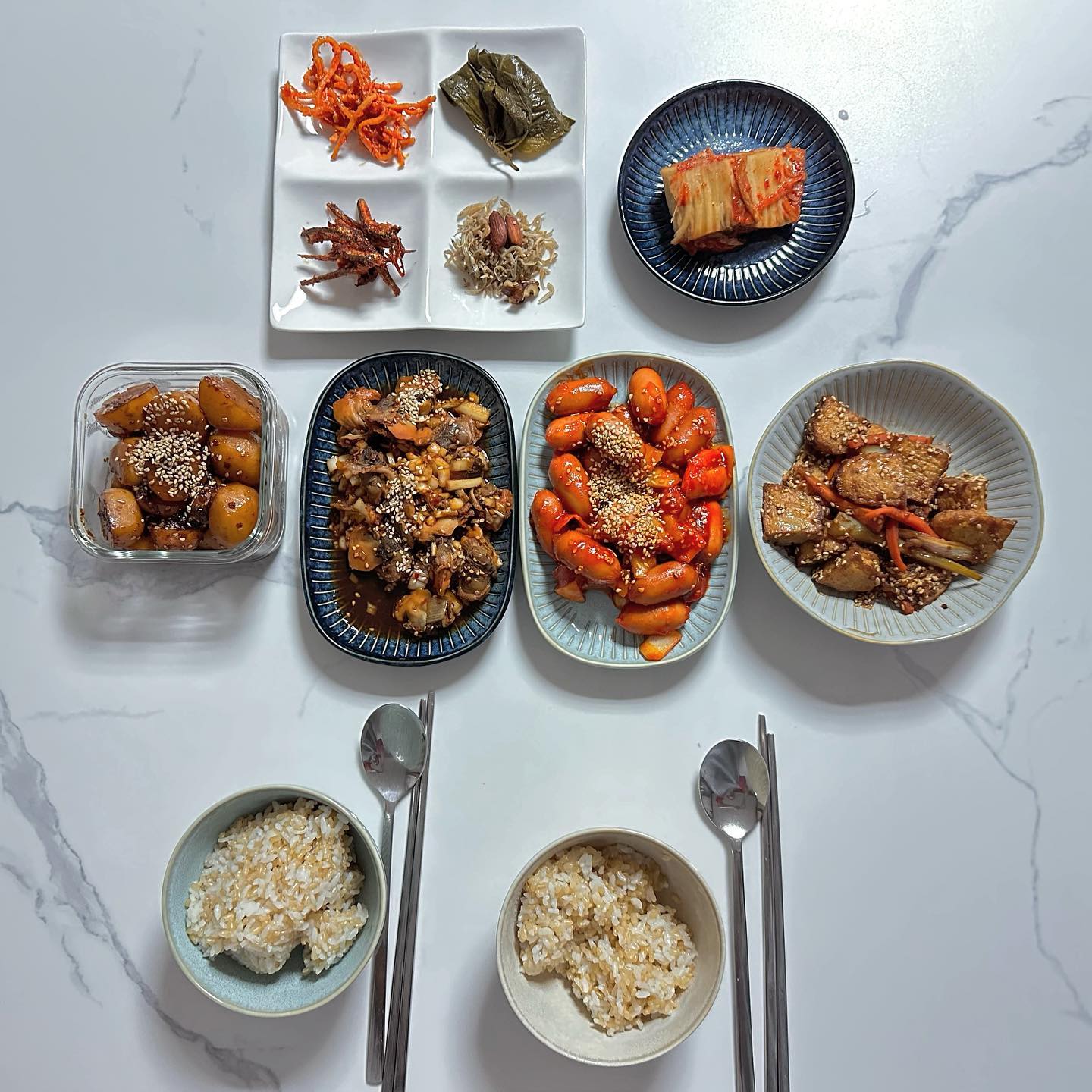 간만에 올려보는 🩷집밥🩷
▫️감자조림
▫️꼬막무침
▫️소세지볶음
▫️어묵볶음
+원래 있던 집반찬😋
